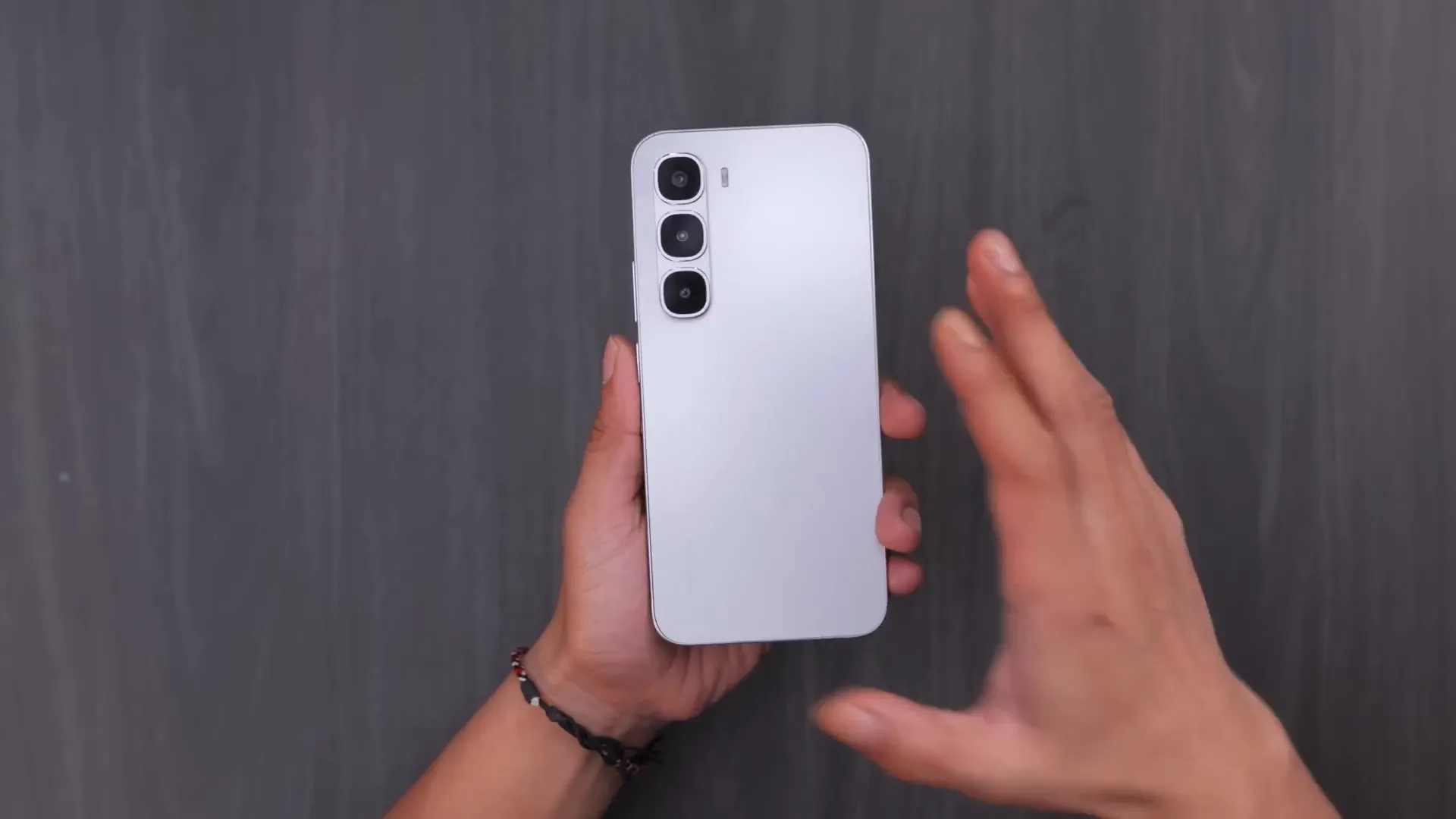 Desain Infinix Hot 60 Pro dengan finishing matte dan aksen oranye pada tombol power