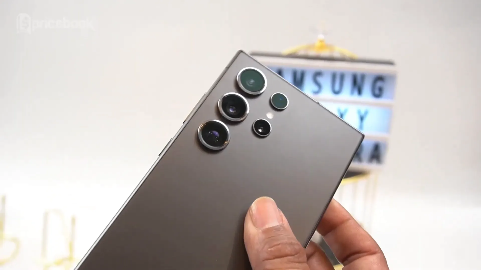 Samsung Galaxy S24 Ultra dengan kamera telefoto 5x optical zoom