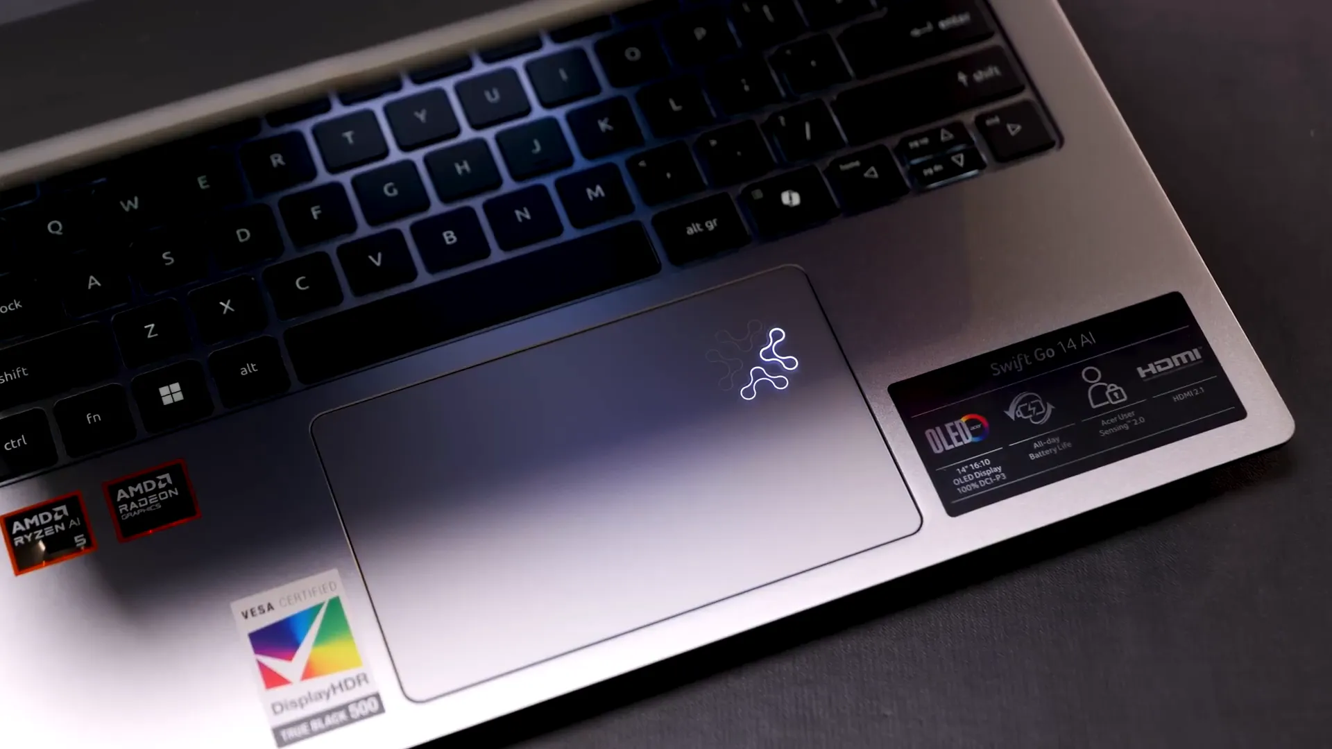 Logo indikator AI di pojok kanan touchpad Acer Swift Go 14 AI