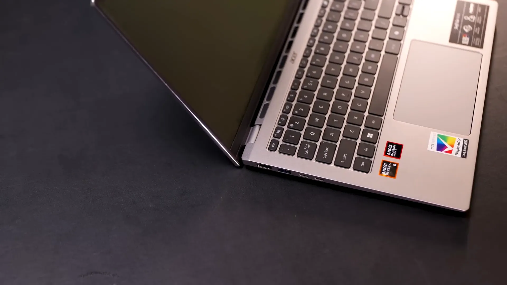 Tampilan performa dan spesifikasi Acer Swift Go 14 AI di layar
