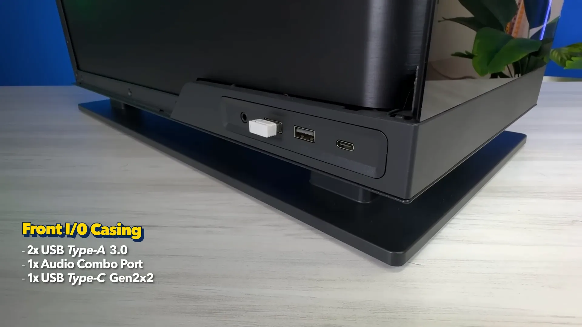 Panel depan casing dengan port USB tipe C dan USB tipe A serta audio jack
