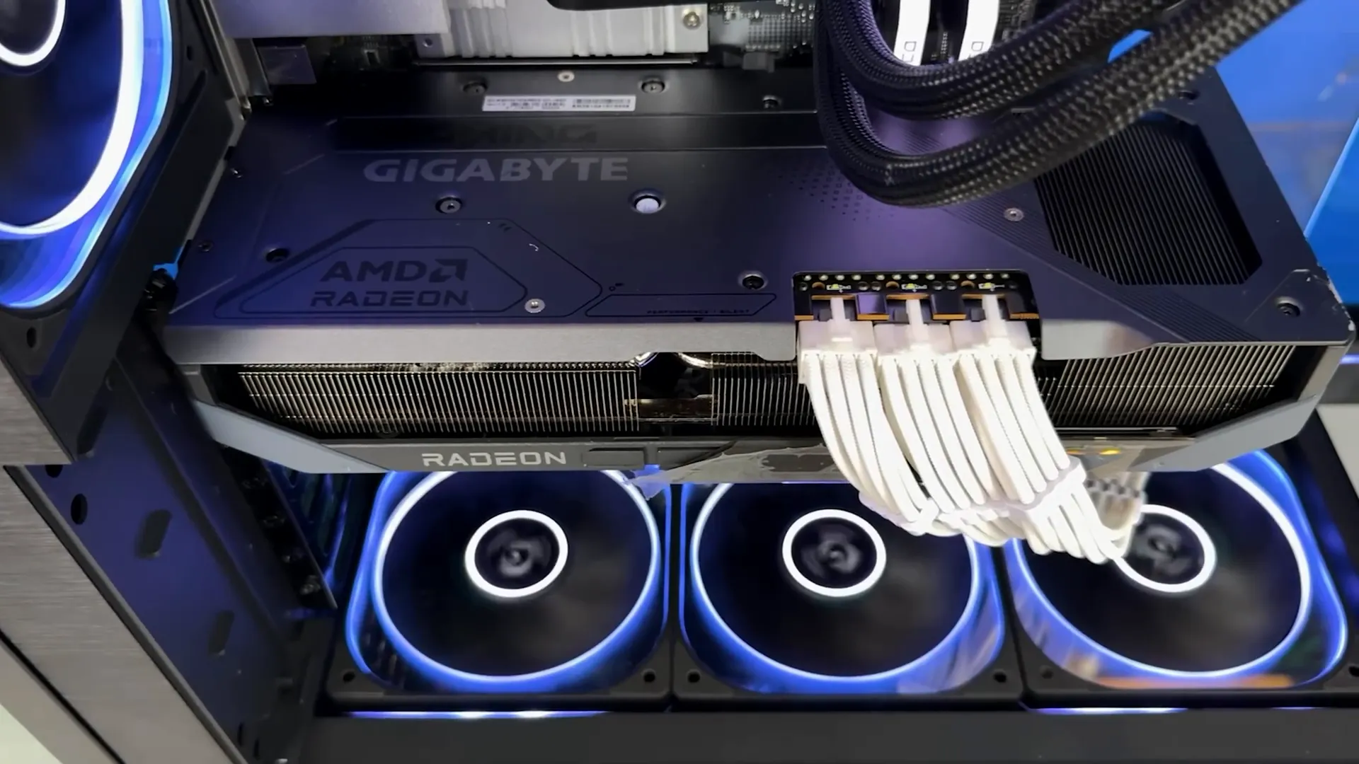 Kartu grafis AMD RX 9070 XT dengan tiga kipas pendingin