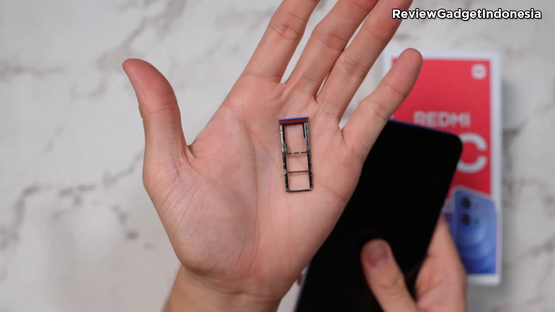 SIM tray Redmi 15C yang terbuka, menunjukkan konfigurasi 2+1 untuk dua SIM dan slot microSD