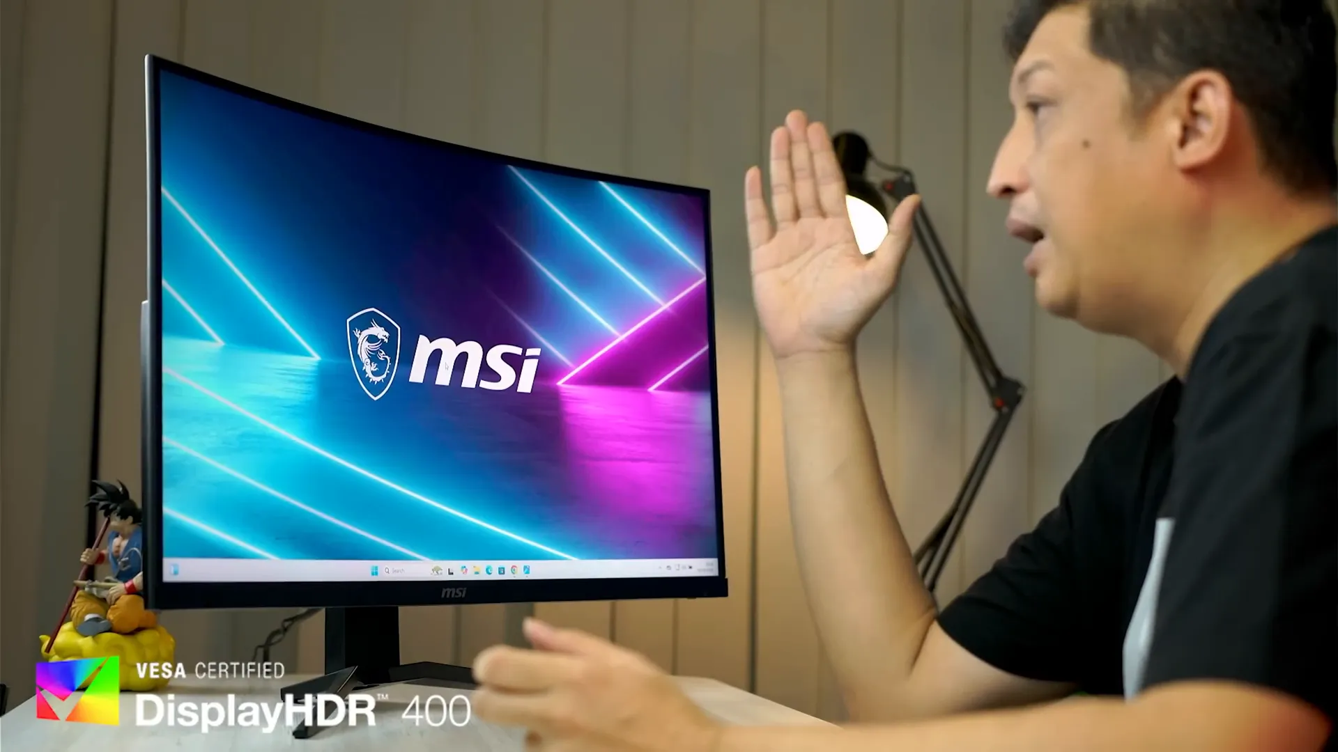 Layar monitor MSI 321CUPDF dengan tampilan warna dan hitam pekat