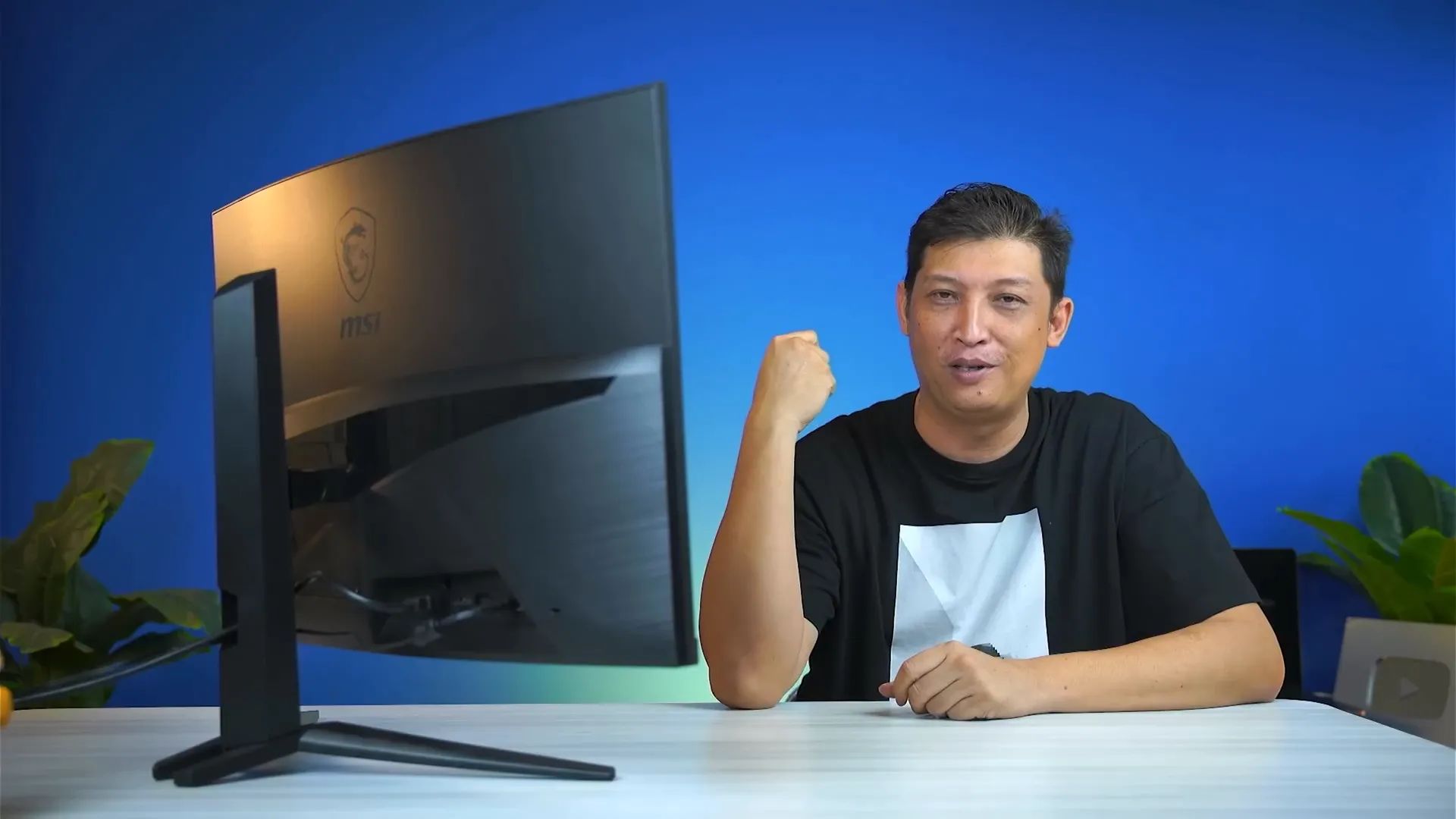 Monitor MSI 321CUPDF dengan tampilan warna dan desain stylish