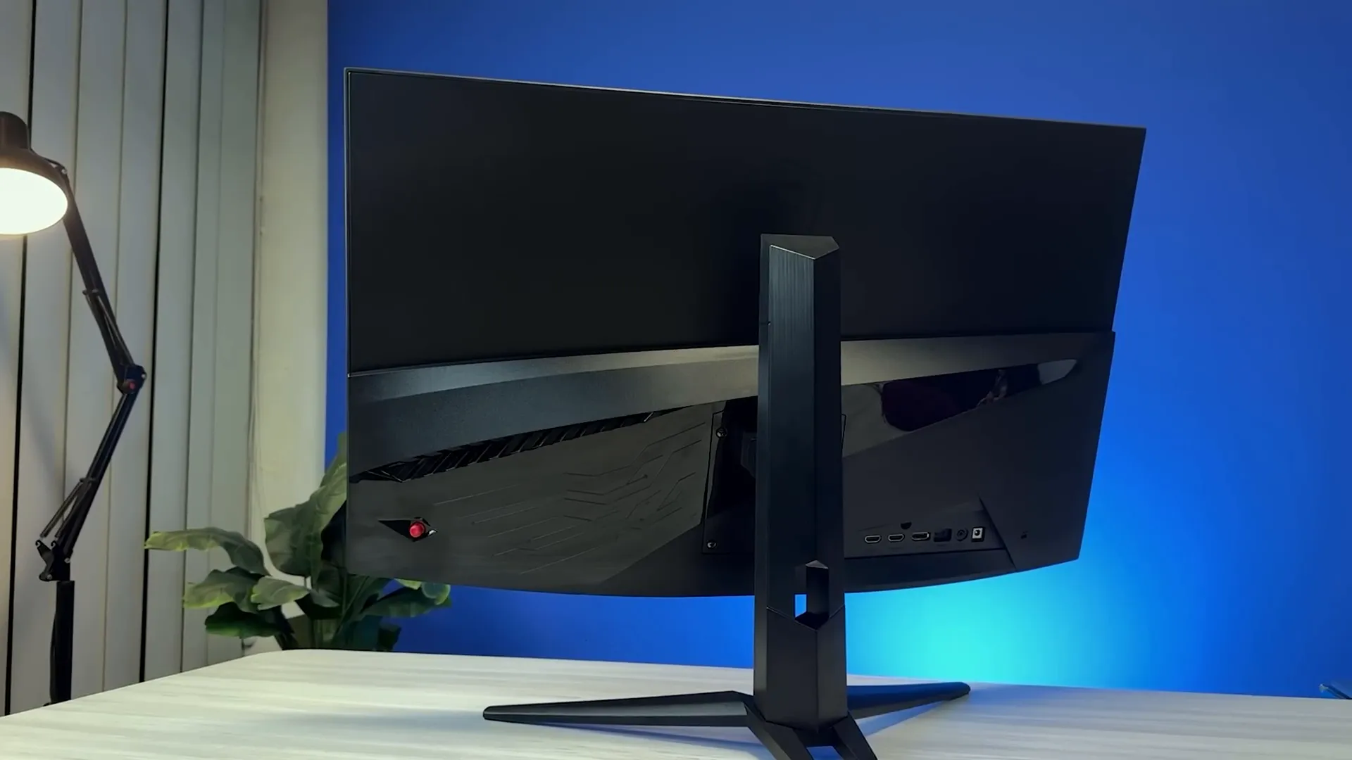 Desain belakang monitor MSI 321CUPDF dengan port lengkap dan logo MSI