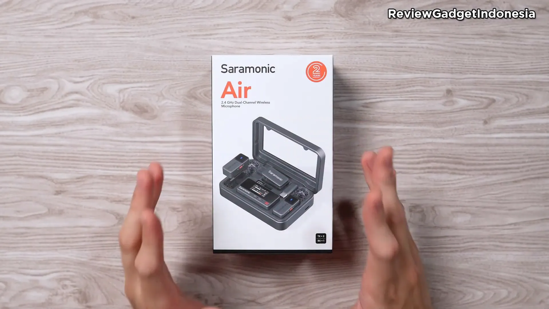 Unboxing Saramonic Air dengan kotak utama dan aksesori lengkap
