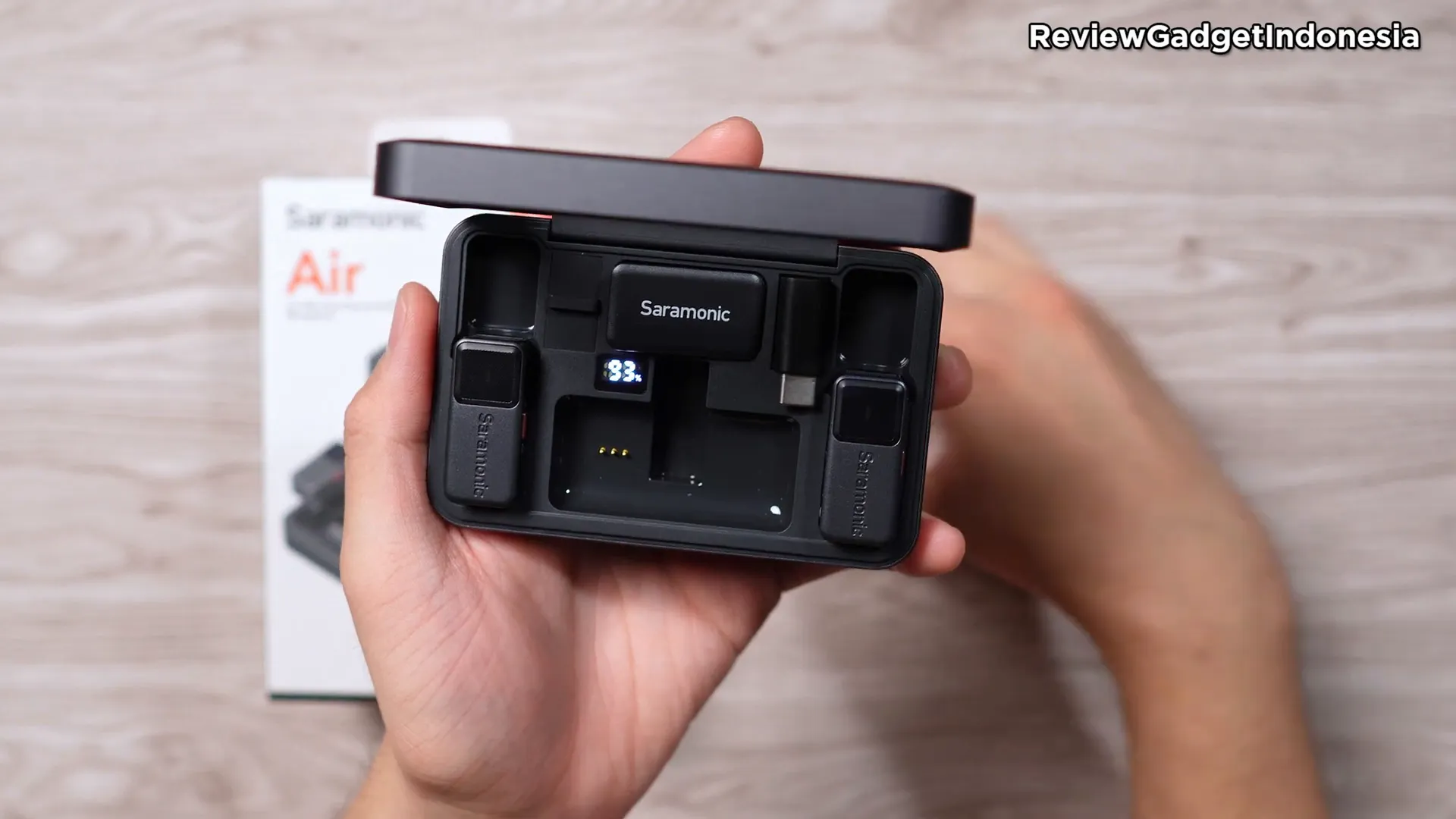 Mikrofon Saramonic Air dengan sistem magnetik dan klip multifungsi