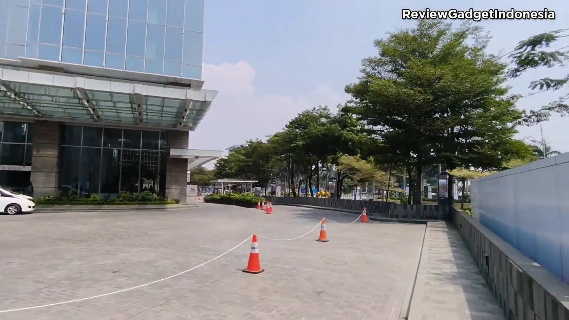Sample perekaman kamera belakang Realme GT 7T pada 4K 60fps menampilkan detail dan cropping 2x