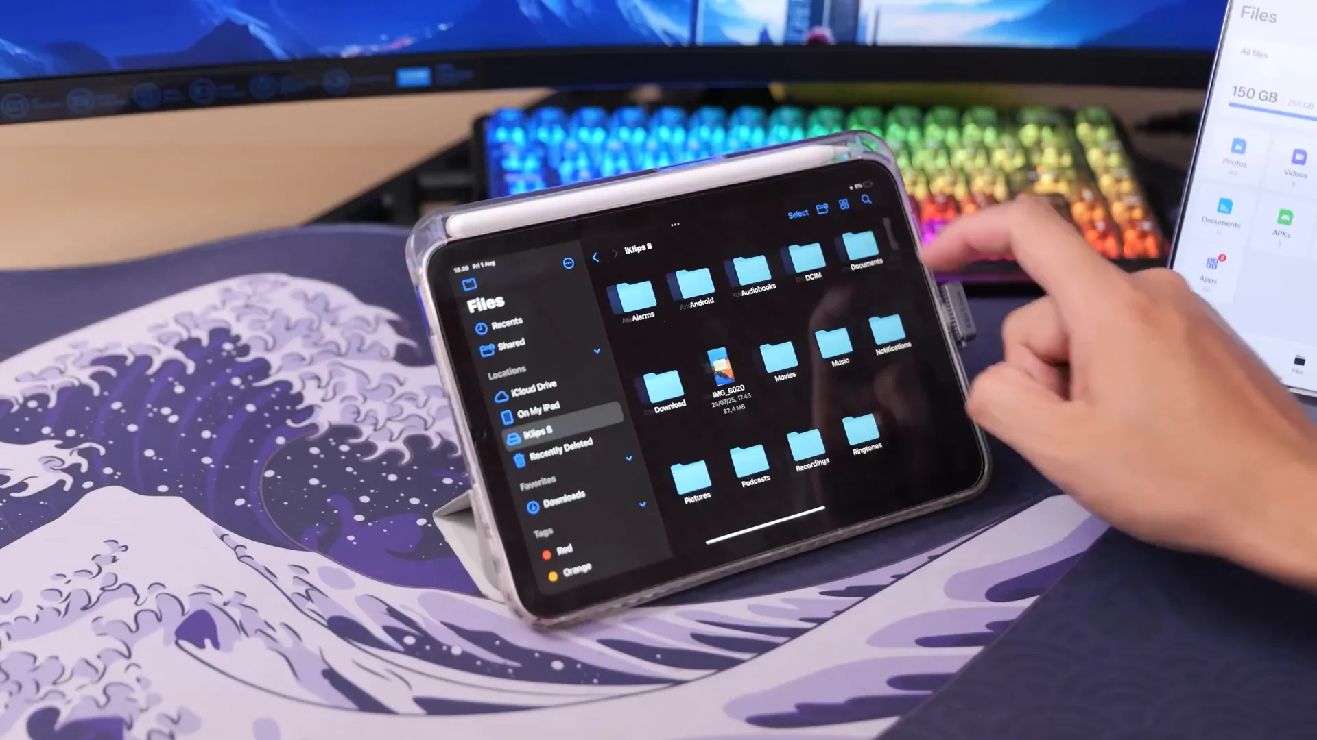 Adam Elements Nano Touch SSD terhubung ke iPhone dengan tampilan fingerprint