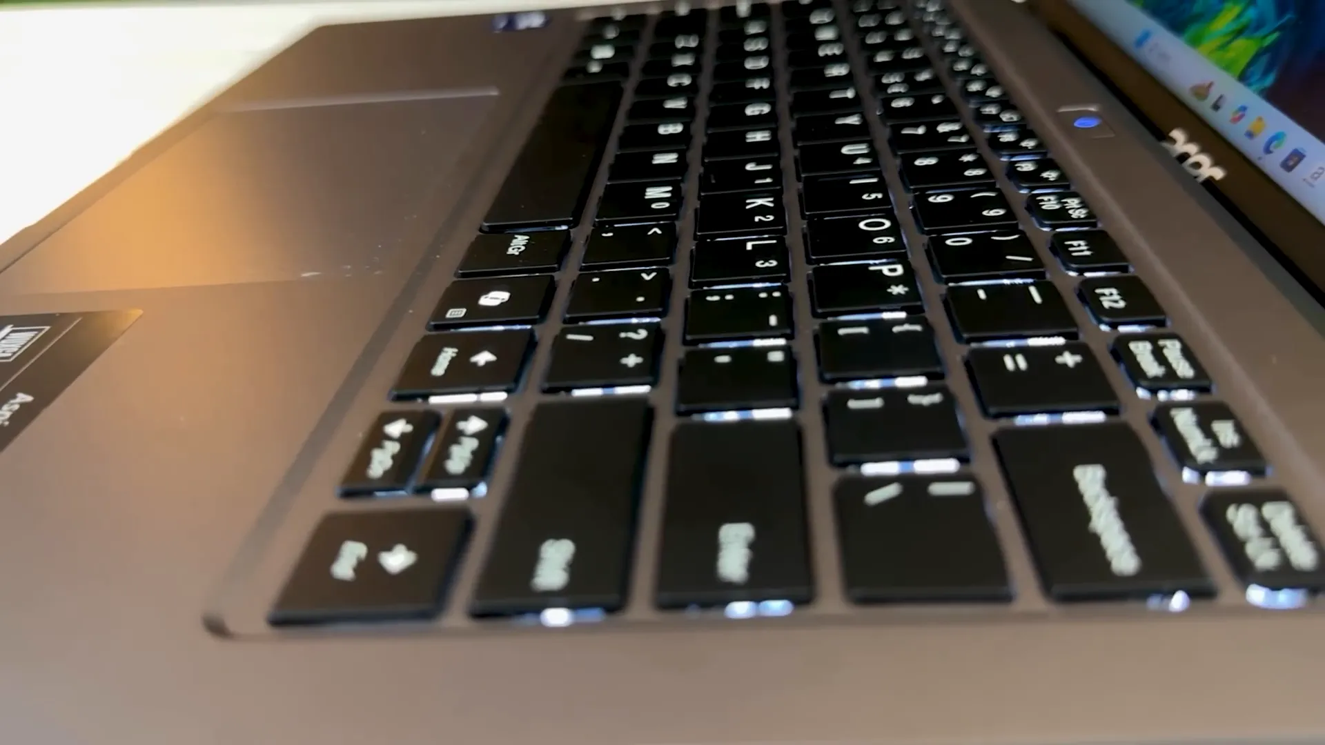 Keyboard backlight putih dan trackpad Acer Aspire Go 14