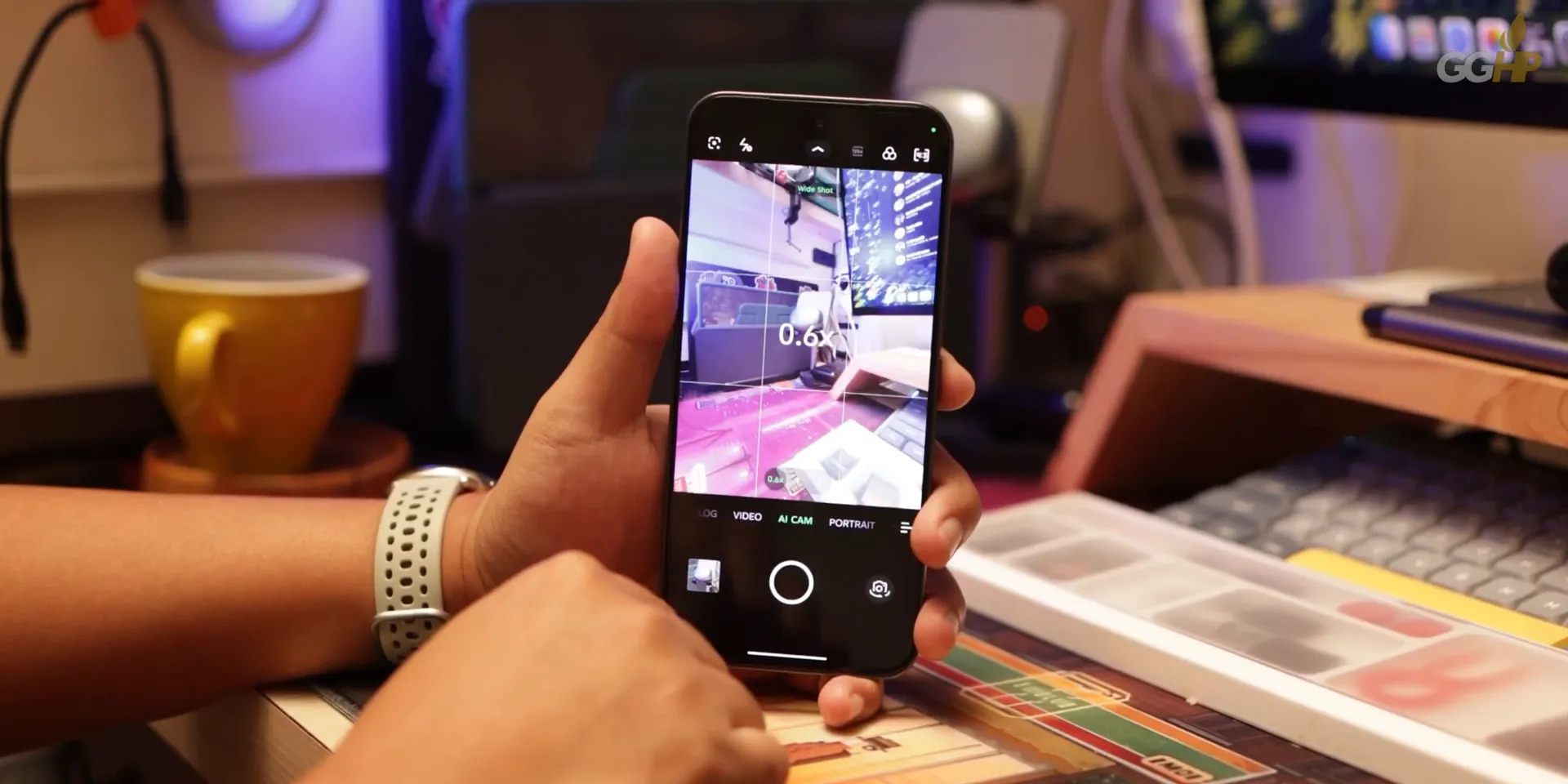 Infinix GT30 Pro digunakan untuk jalan-jalan dan cafe hopping