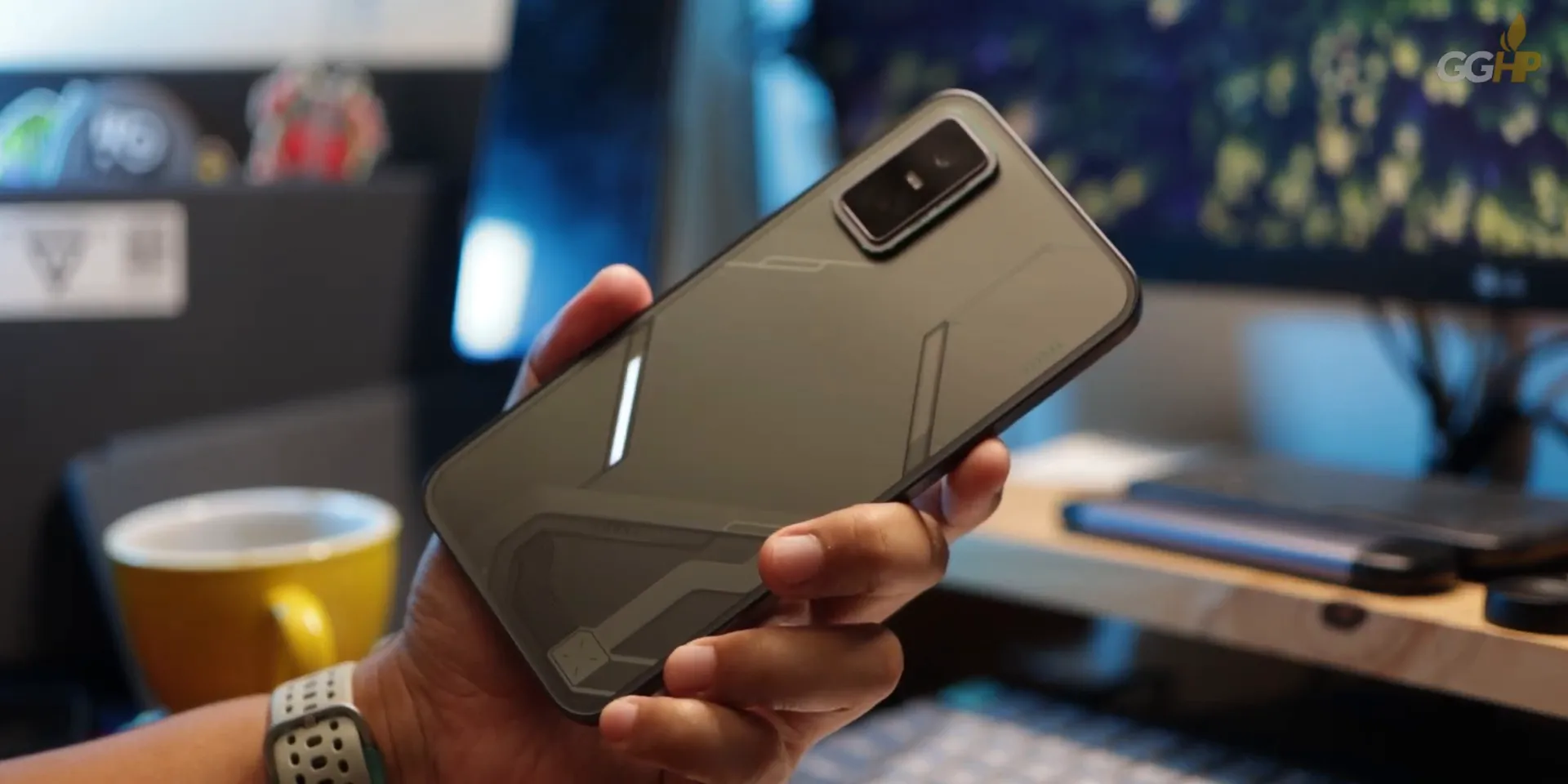 Varian silver Infinix GT30 Pro dengan desain kalem dan elegan