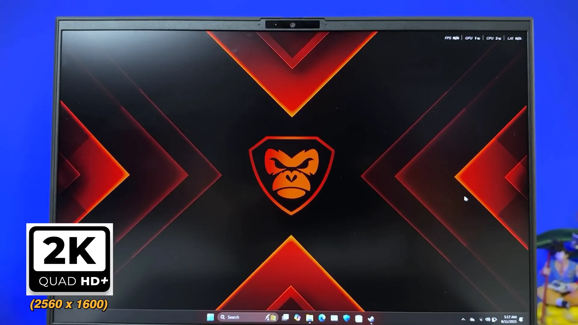 Panel layar 2K 180Hz Axioo Pongo 775 sedang menampilkan warna biru pada pengujian