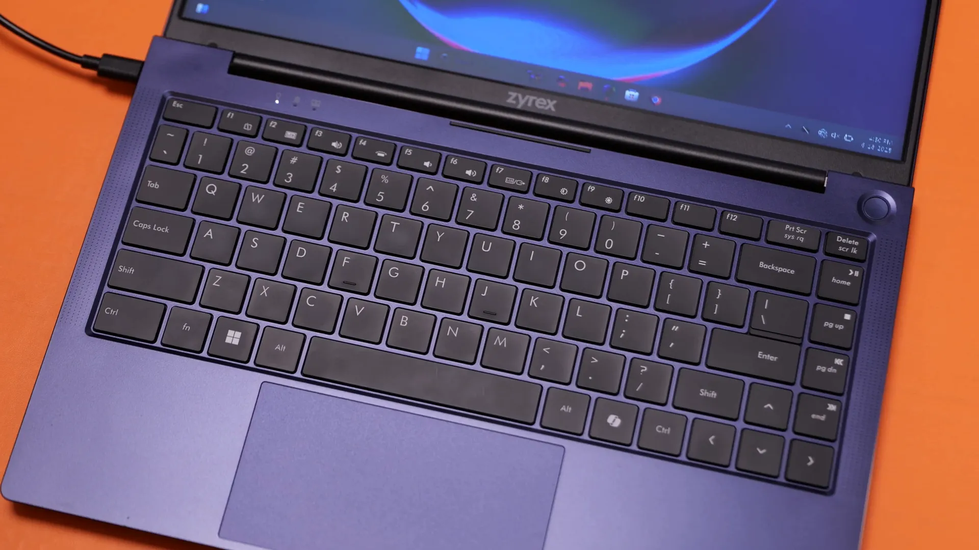 Keyboard backlit Zyrex D-Tech dan port lengkap