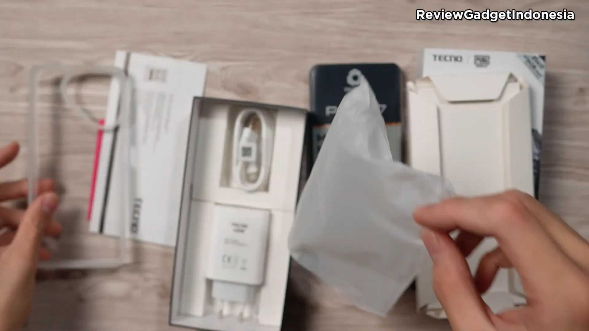 Unboxing isi paket Tecno Pova 7 lengkap dengan softcase dan charger 45 watt