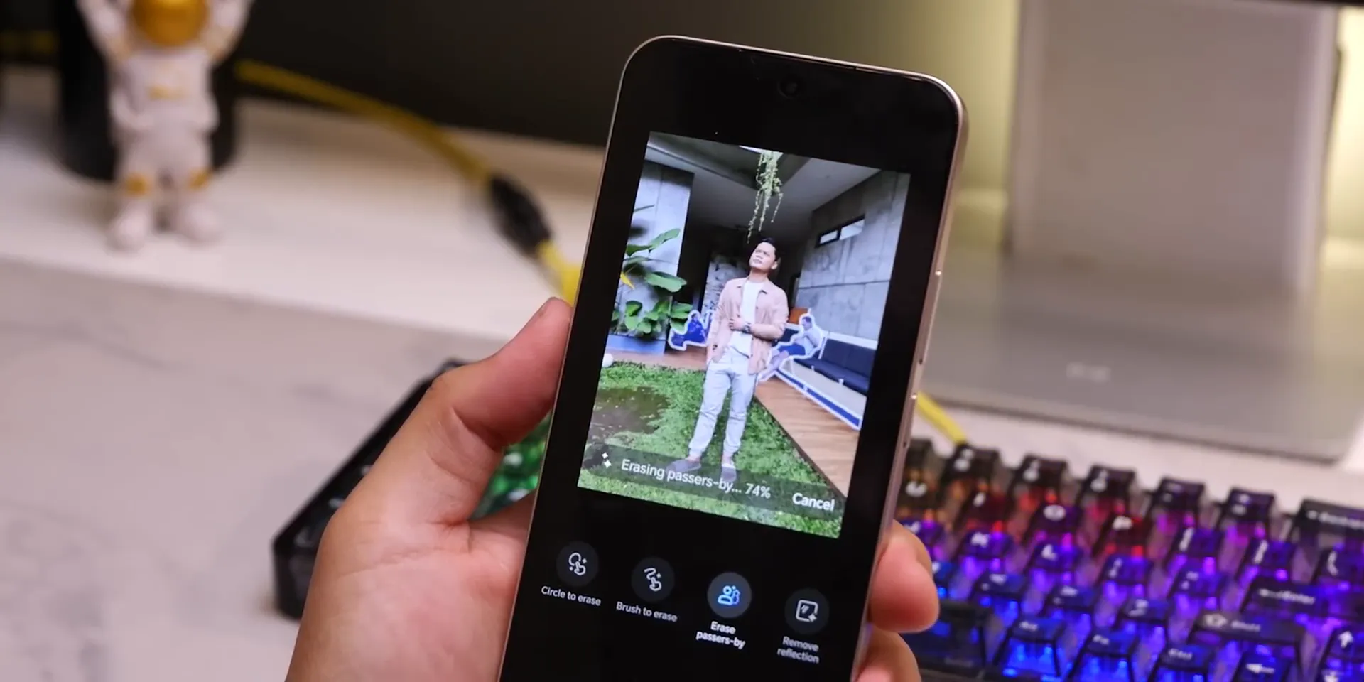 Fitur AI Eraser 2.0 menghapus objek dengan sekali klik