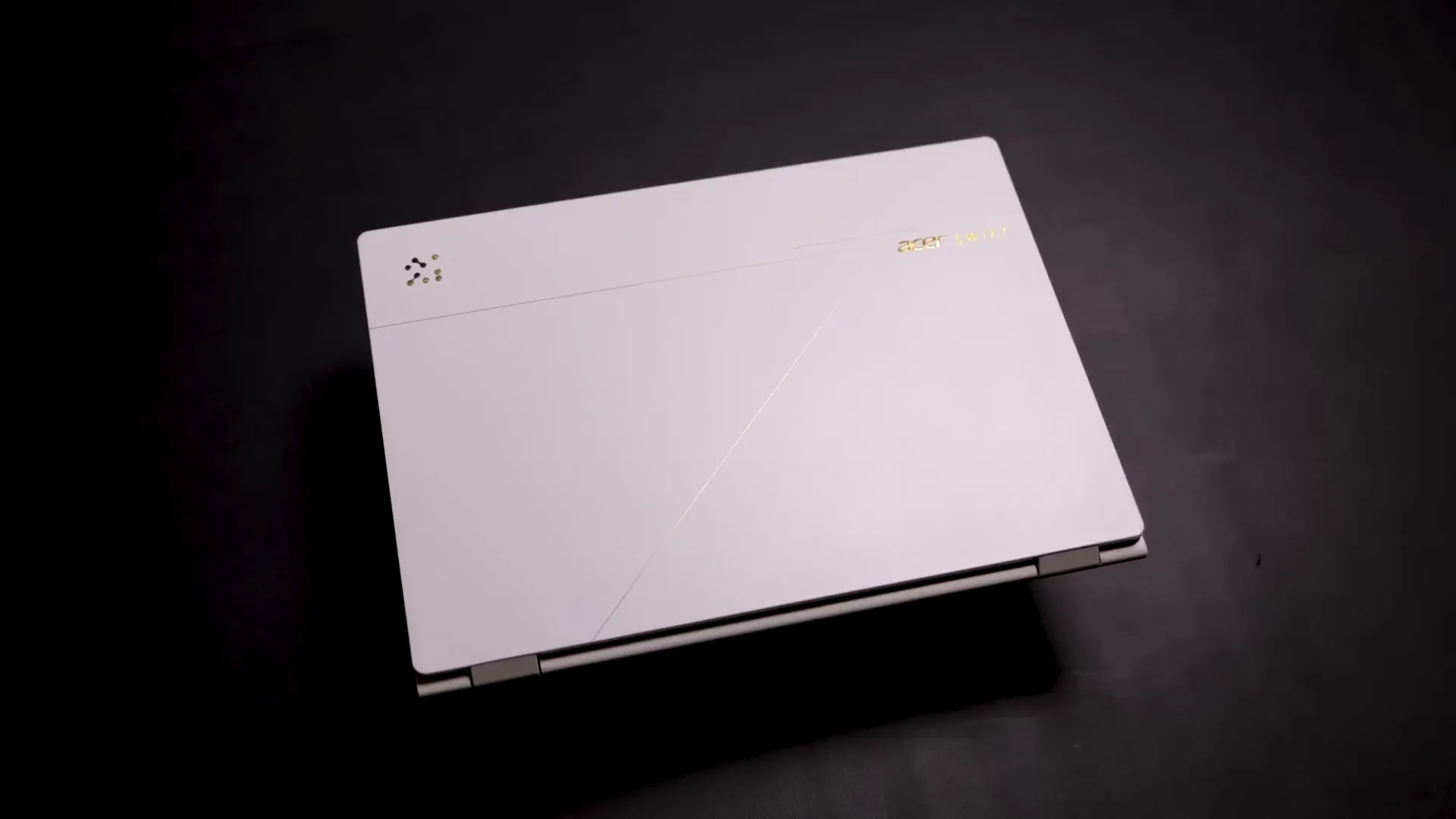 Desain Acer Swift Edge 14 AI warna Pearl White yang elegan dan tipis