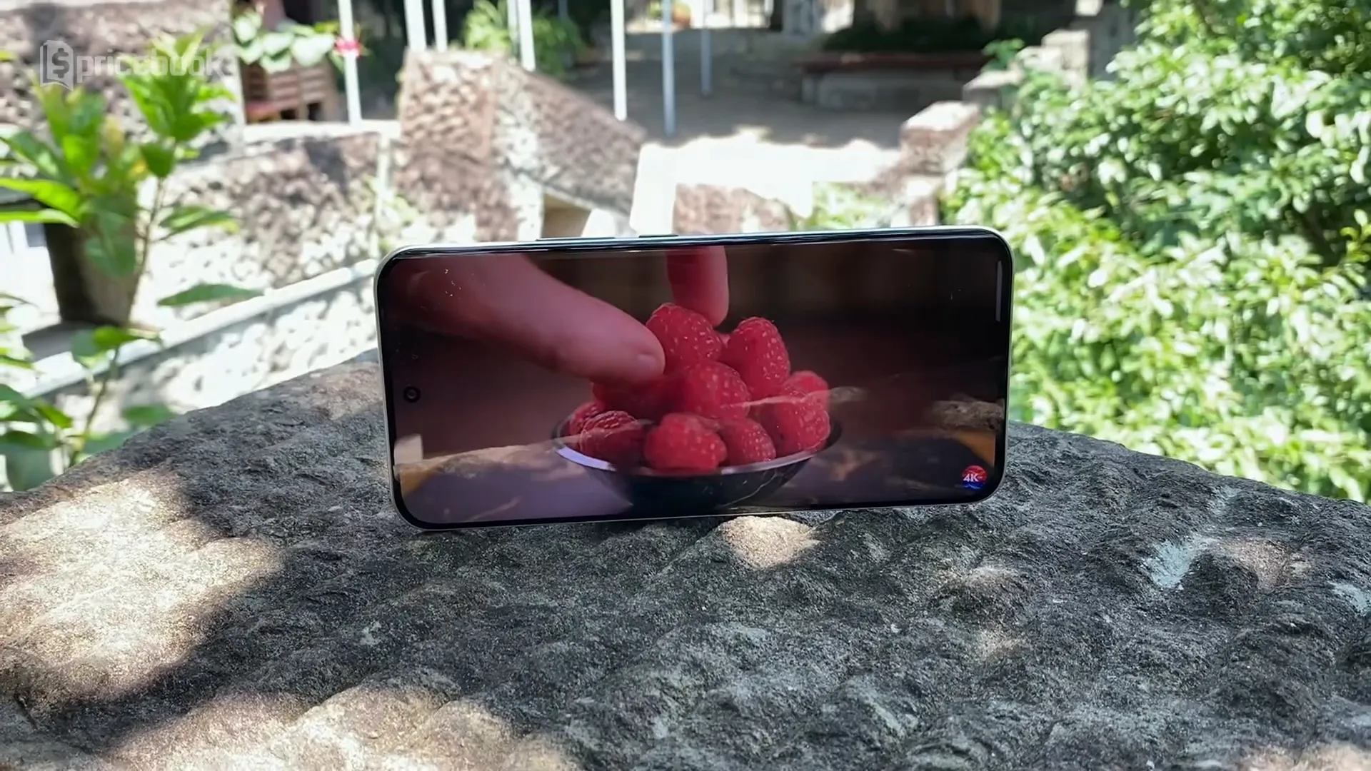 Tampilan antarmuka dan warna vivid pada layar Infinix Hot 60 Pro Plus saat digunakan di luar ruangan