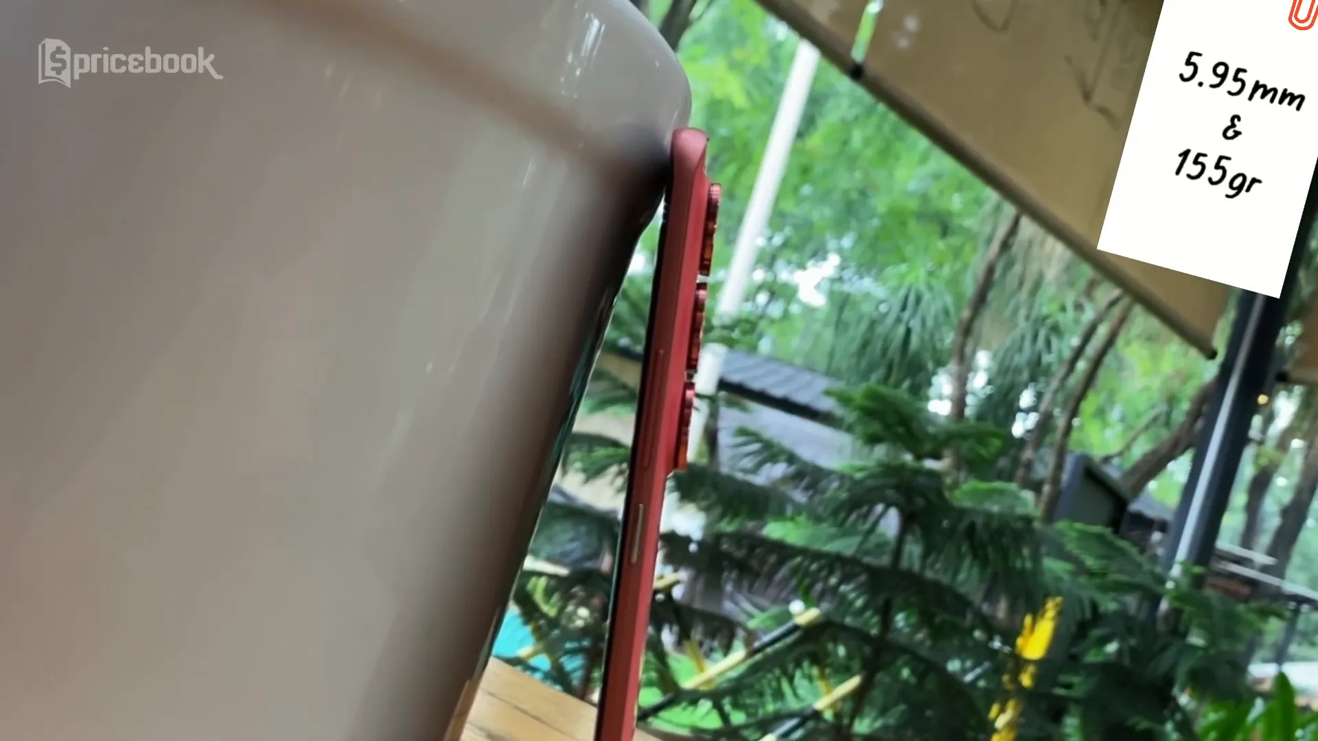 Tampilan samping Infinix Hot 60 Pro Plus memperlihatkan ketipisan 5,95 mm dan desain 3D Curve