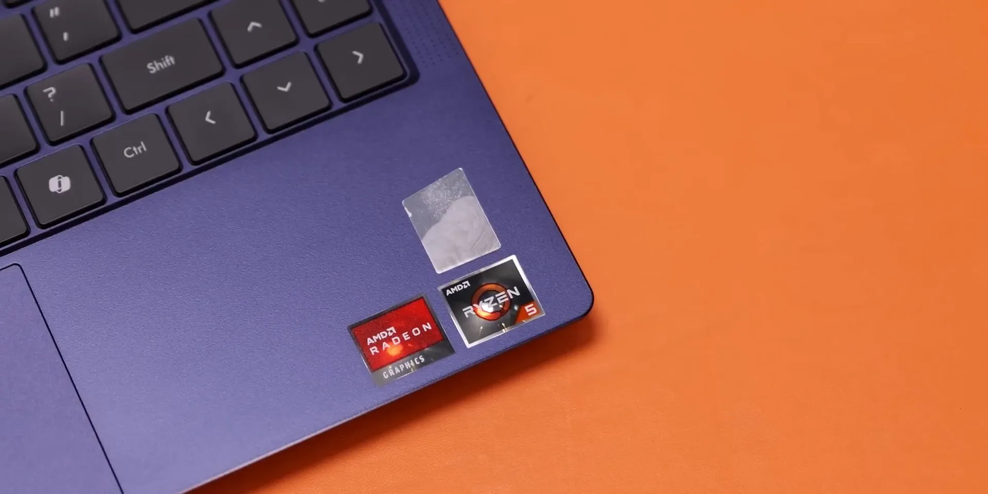 Zyrex Detech laptop dengan logo di bagian kanan atas