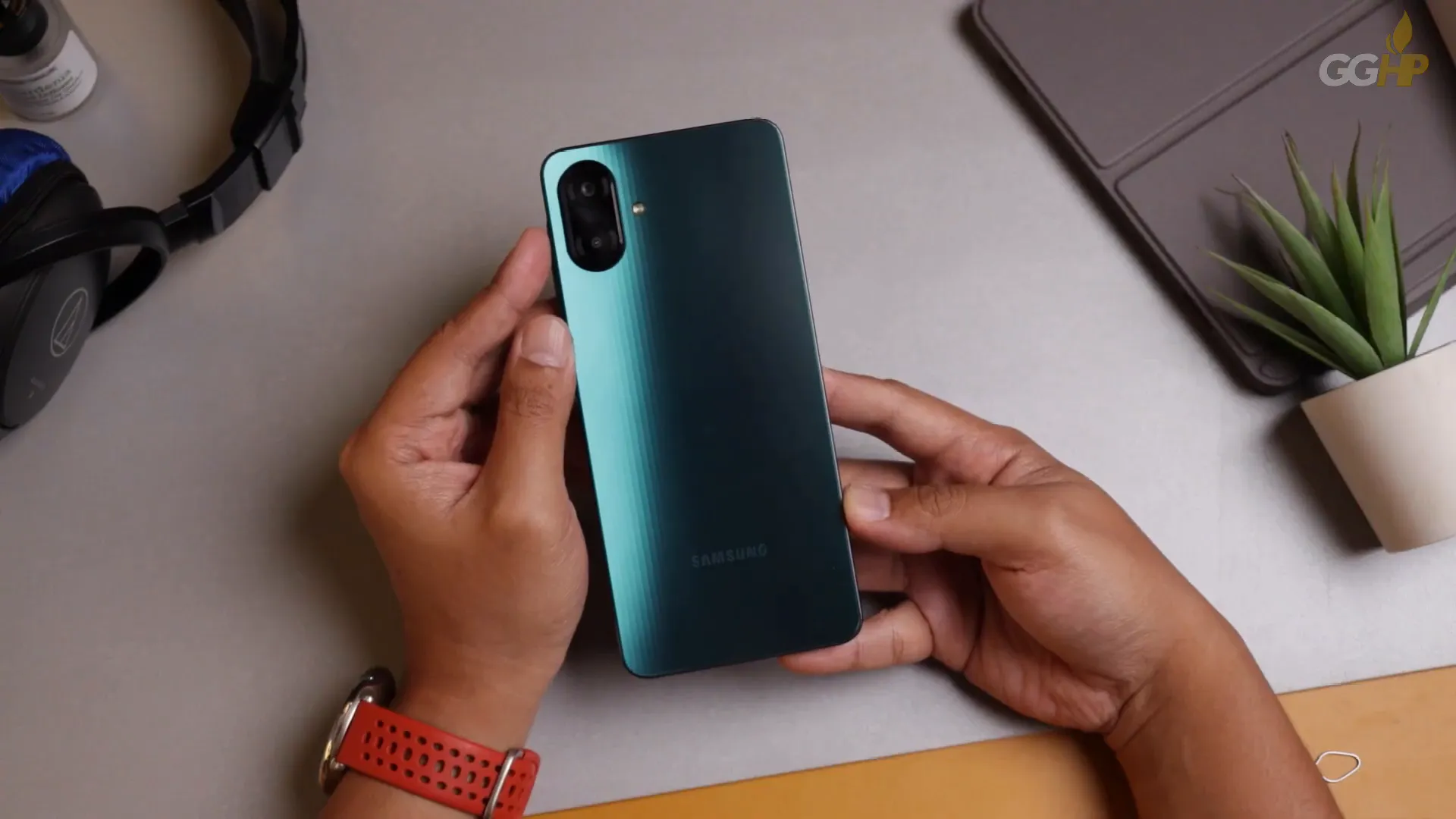 Penampakan back cover hijau Galaxy A07 dengan pola garis yang tercermin cahaya