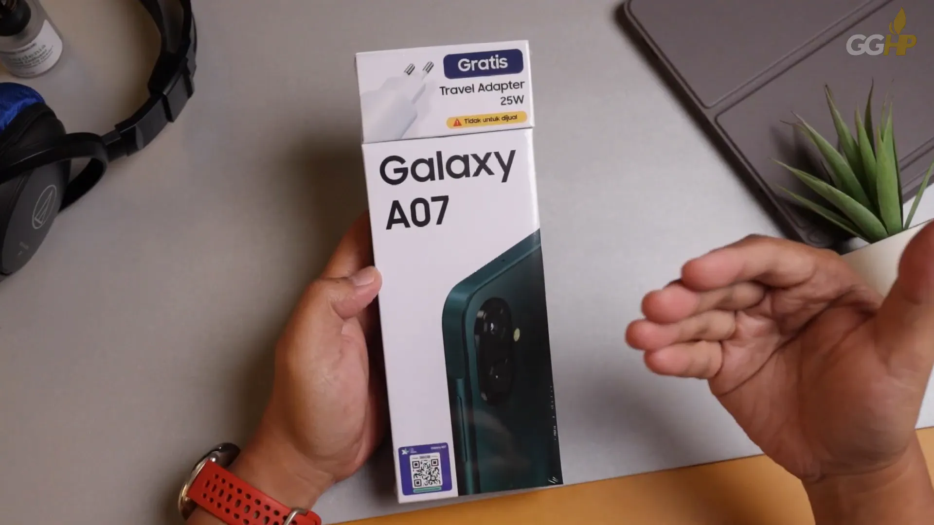 Kotak Galaxy A07 tampak dengan backcover smartphone dan tulisan tidak untuk dijual pada charger