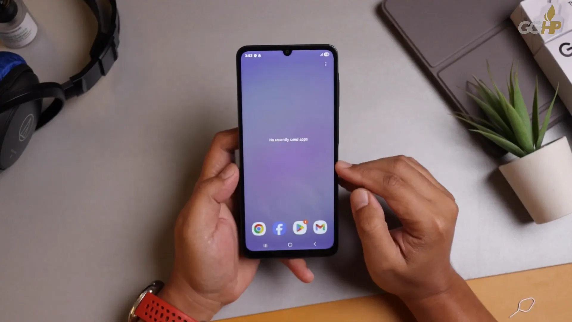 Layar Galaxy A07 menyala dengan notch berbentuk huruf U dan bezel tepian terlihat