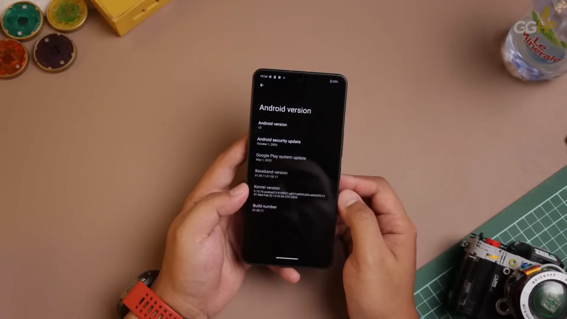 Pengaturan layar iZO OLED Aquos R8s Pro dan refresh rate 60Hz