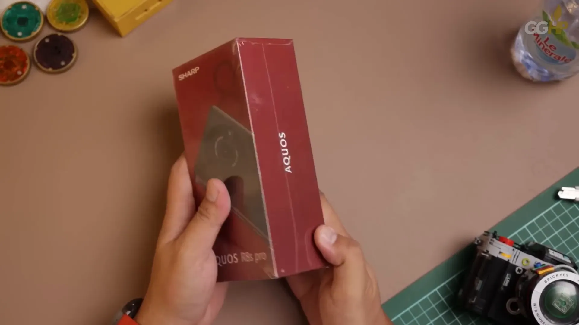 Kelengkapan paket Aquos R8s Pro termasuk charger 30W dan earphone half in ear