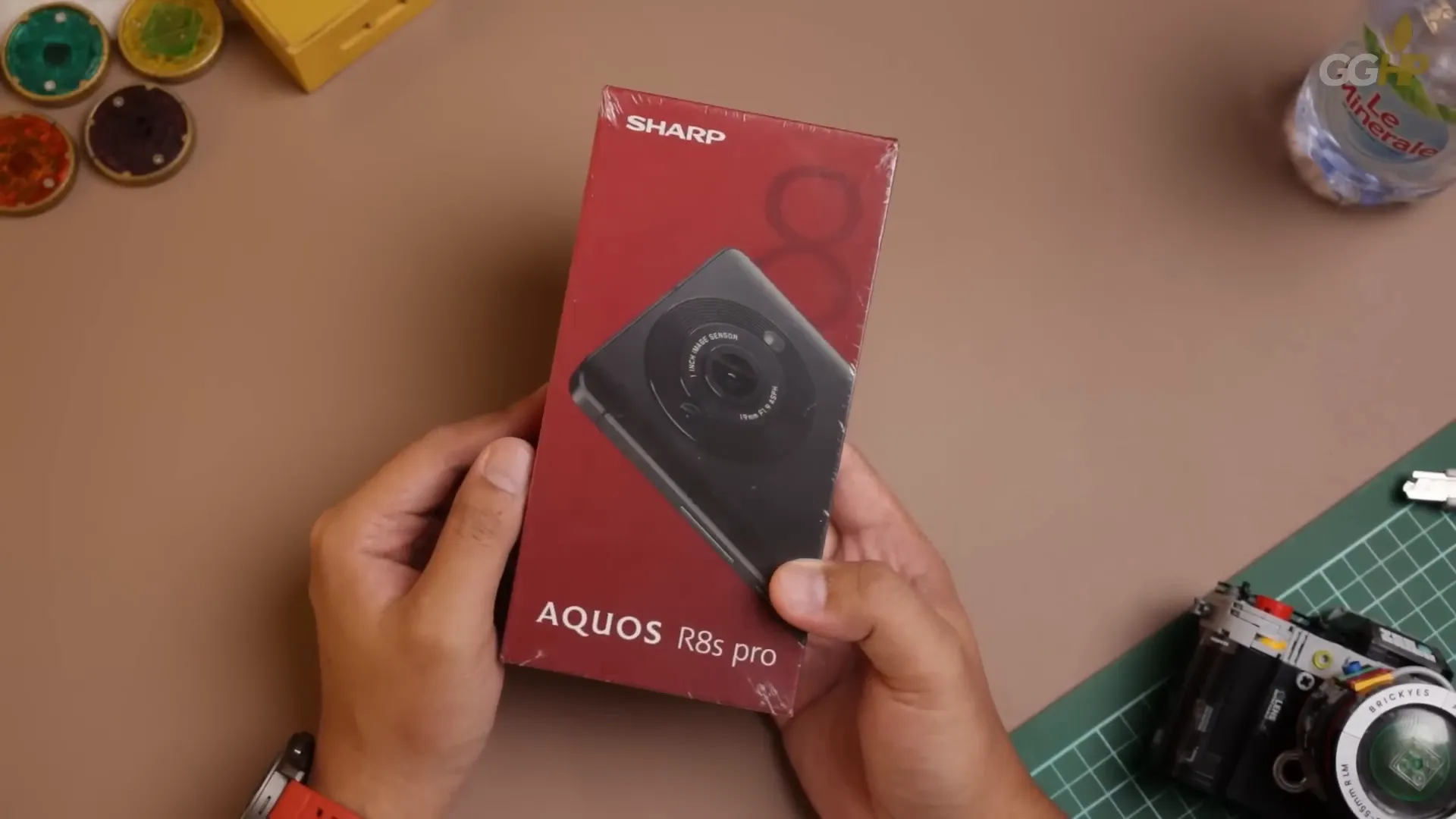 Desain bodi dan kamera belakang Aquos R8s Pro dengan sensor 1 inci