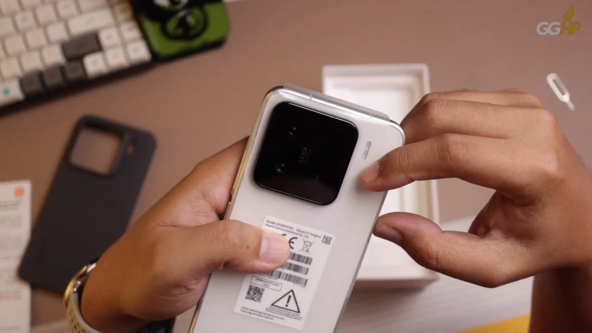 Desain belakang Xiaomi 15 dengan kamera Leica dan warna hijau pastel