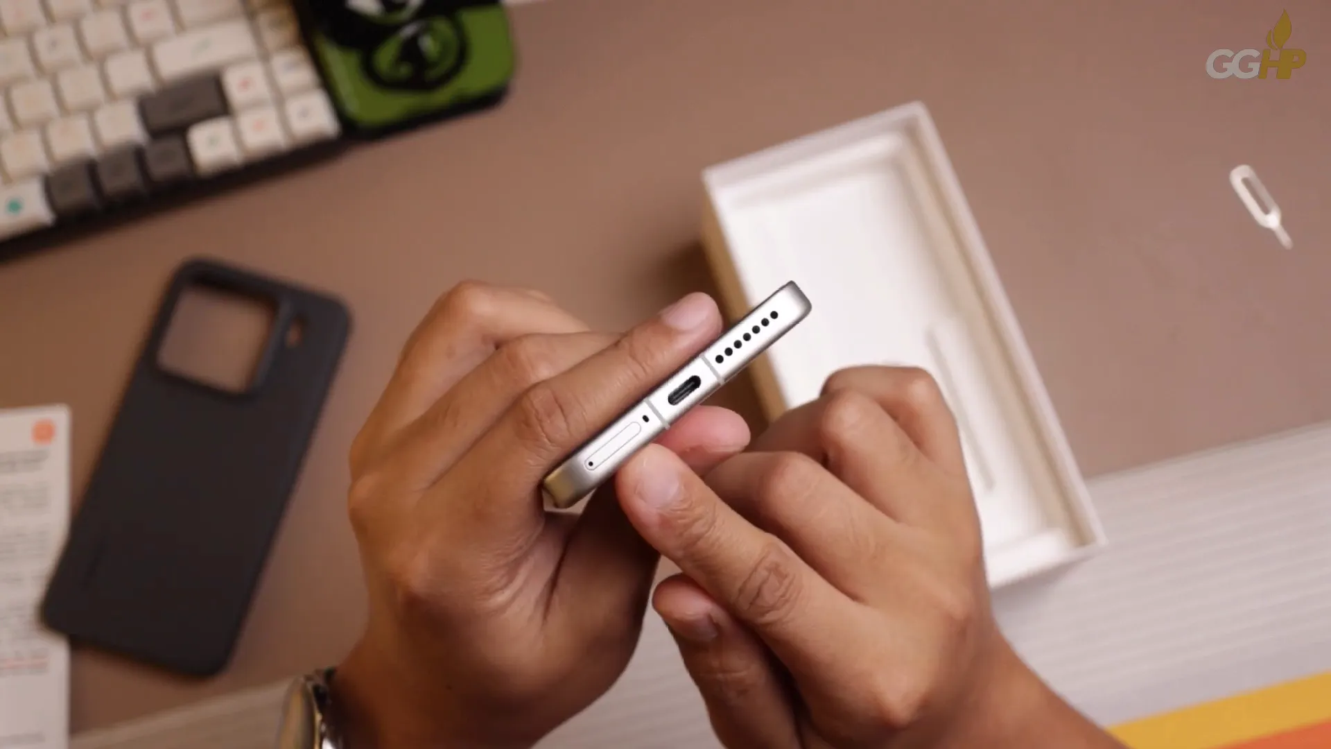 Desain sisi bawah Xiaomi 15 dengan port USB-C dan speaker grill