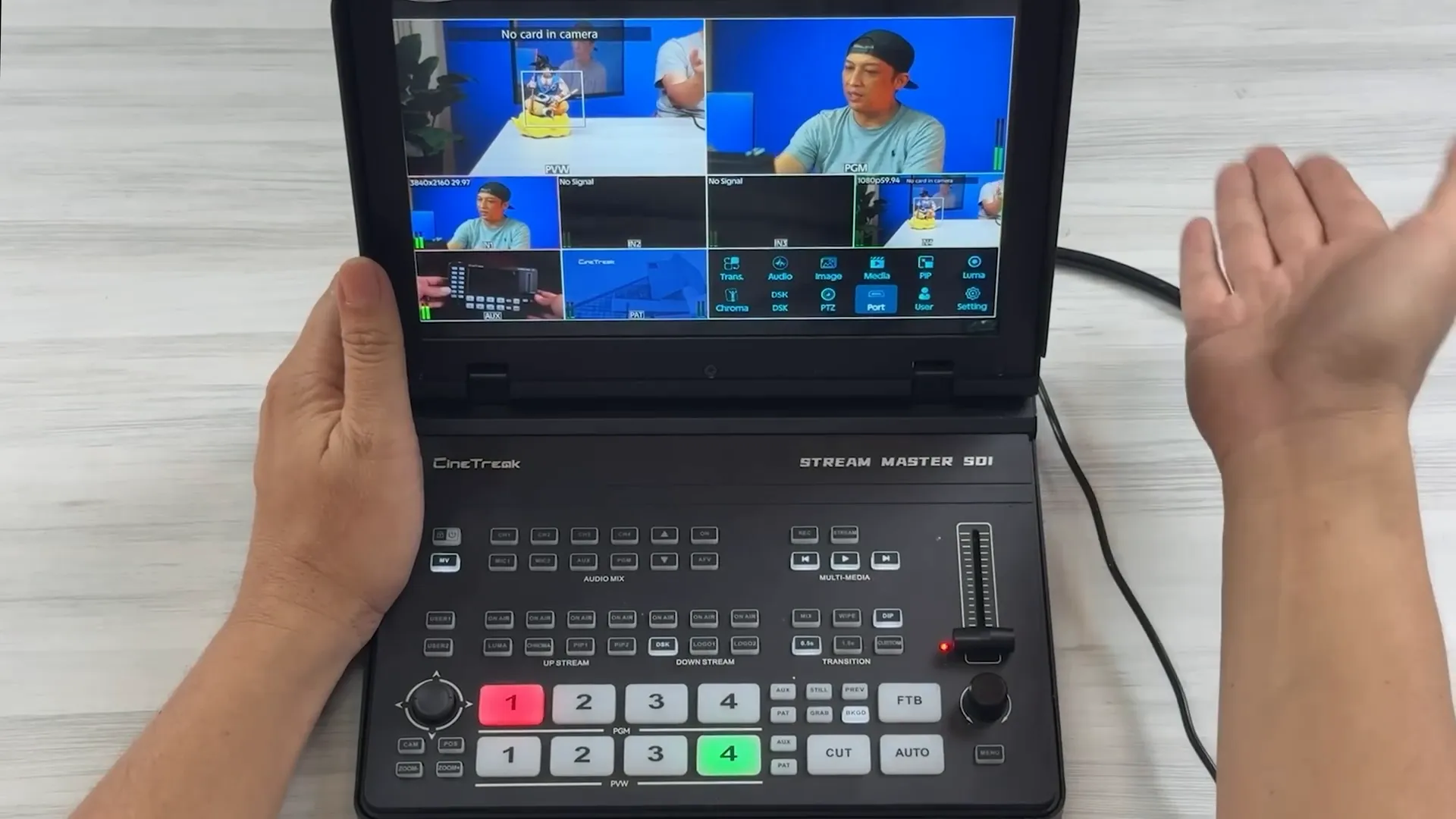 Layar dan tombol kontrol pada Cinetreak Master SDI