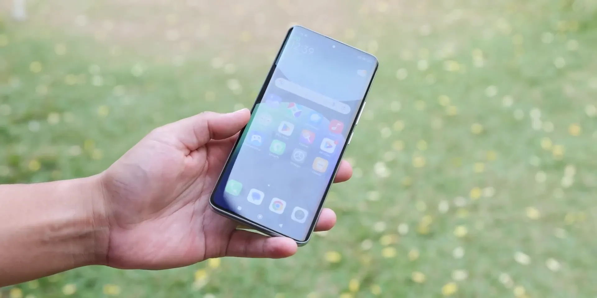 Tampilan antarmuka dan performa layar Redmi Note 14 Pro Plus saat menampilkan video dan pengaturan warna
