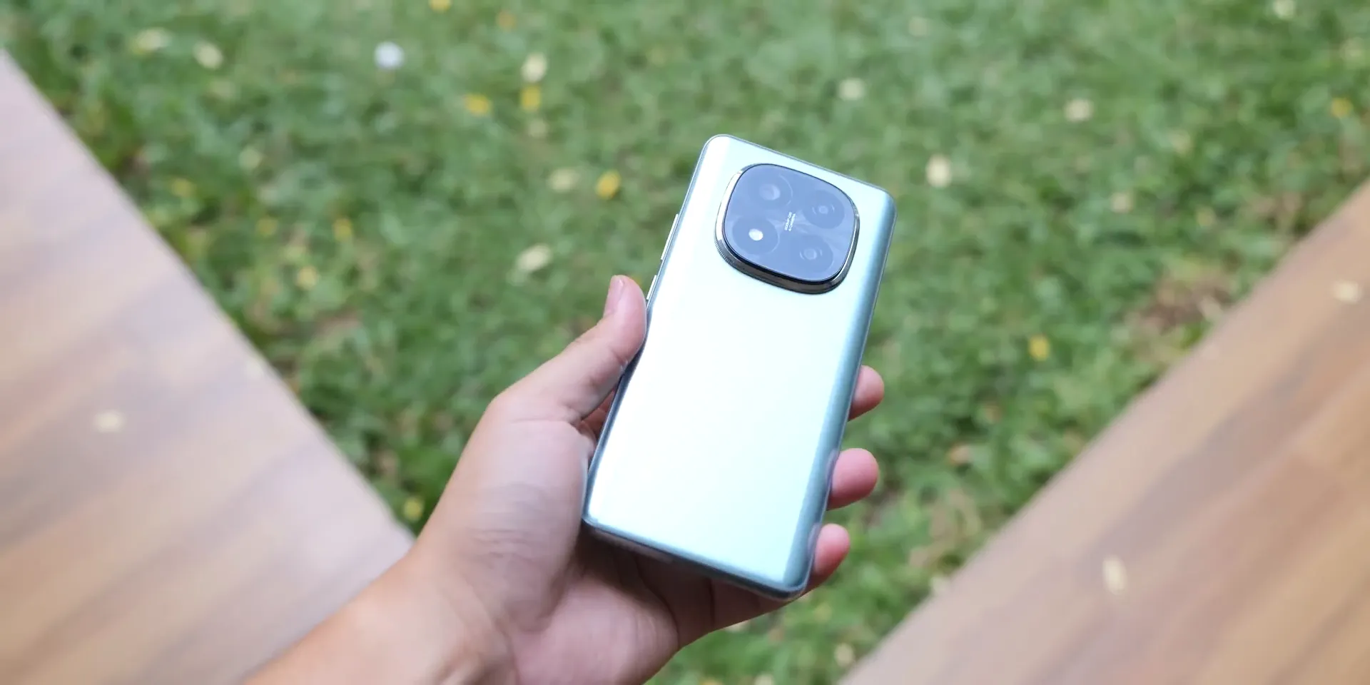 Redmi Note 14 Pro Plus tampak depan memperlihatkan layar dan bagian belakang dengan modul kamera