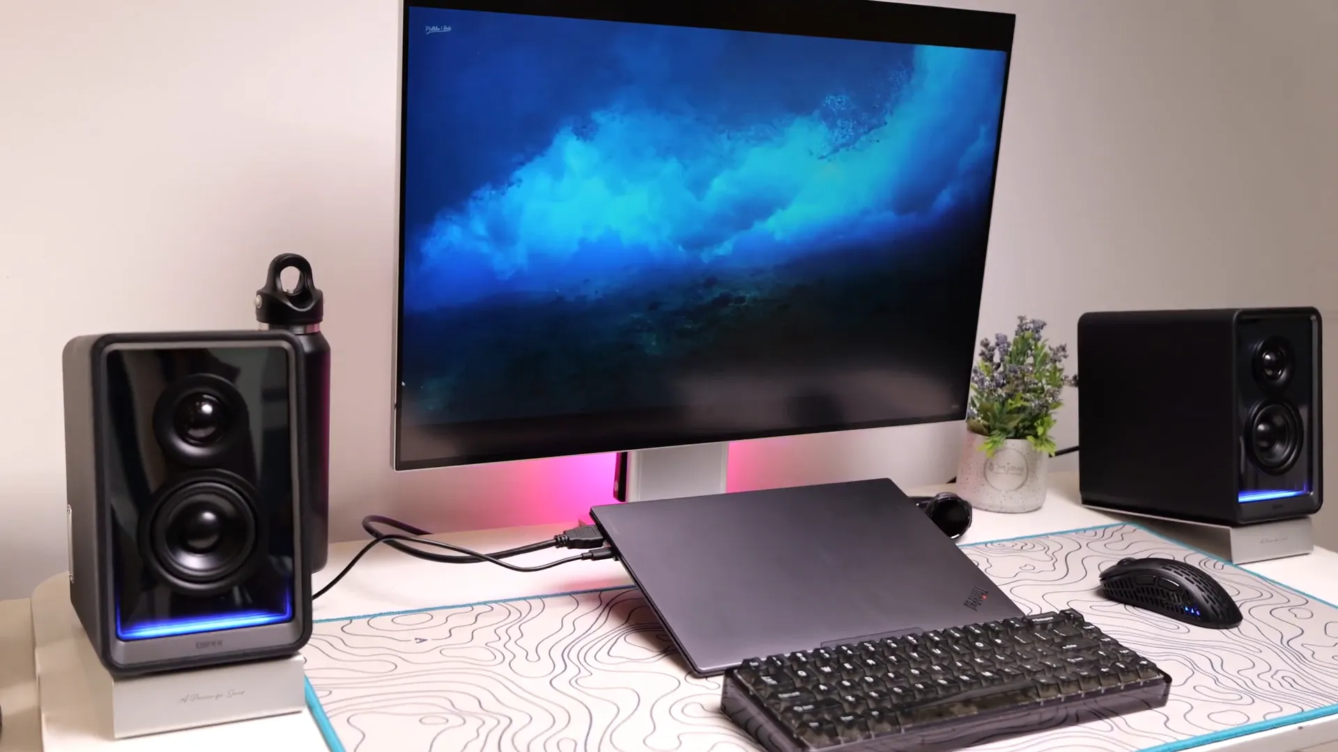 Setup meja kerja yang rapi dengan Edifier QR65