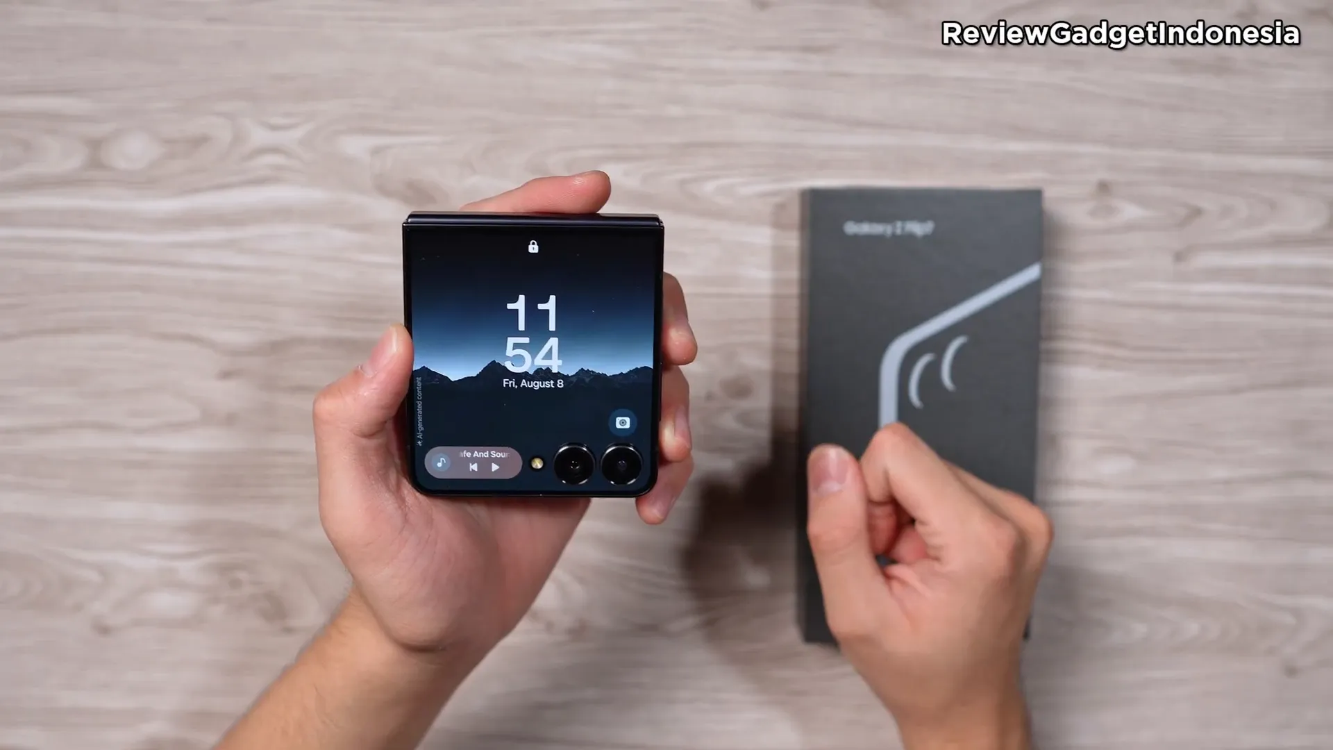 Samsung Galaxy Z Flip 7 dalam posisi terbuka dengan tampilan layar utama dan layar cover aktif