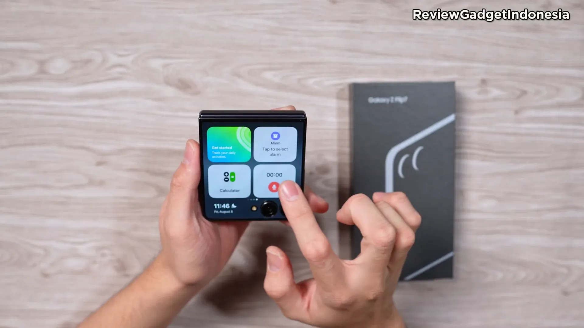 Layar cover fullscreen Samsung Galaxy Z Flip 7 dengan tampilan widget dan notifikasi