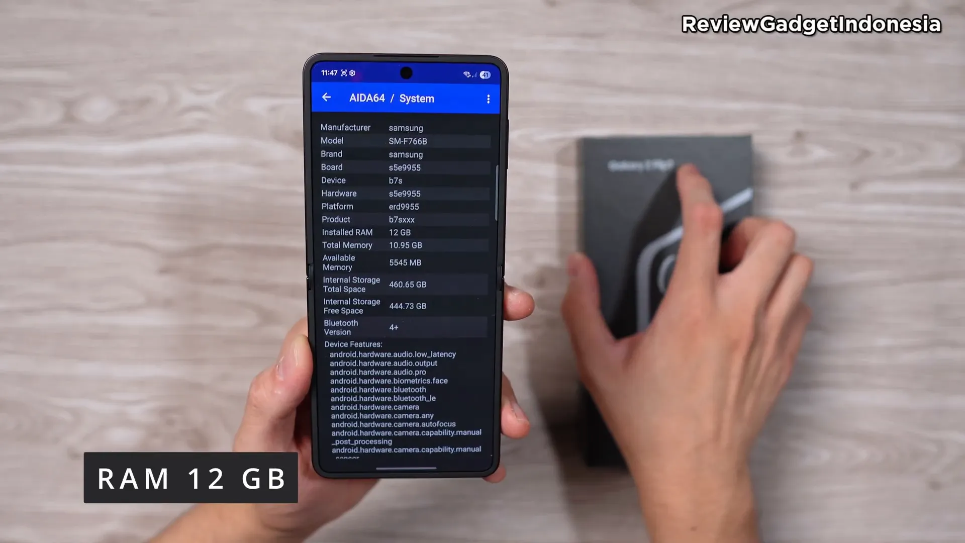 Tampilan aplikasi iD64 menampilkan spesifikasi RAM, chipset, dan baterai Galaxy Z Flip 7