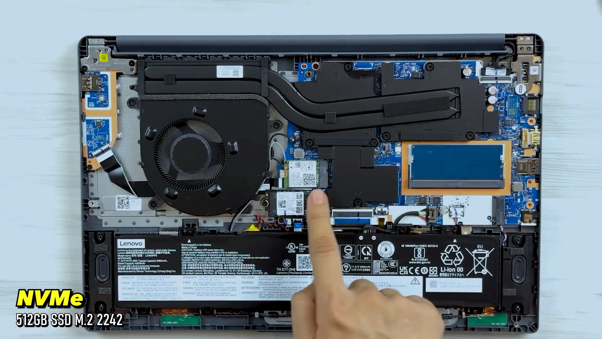Slot NVMe SSD ganda pada Lenovo Loq Essential untuk upgrade storage