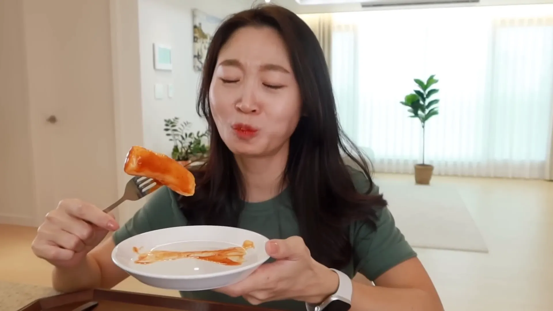 Claire tasting the Tteokbokki