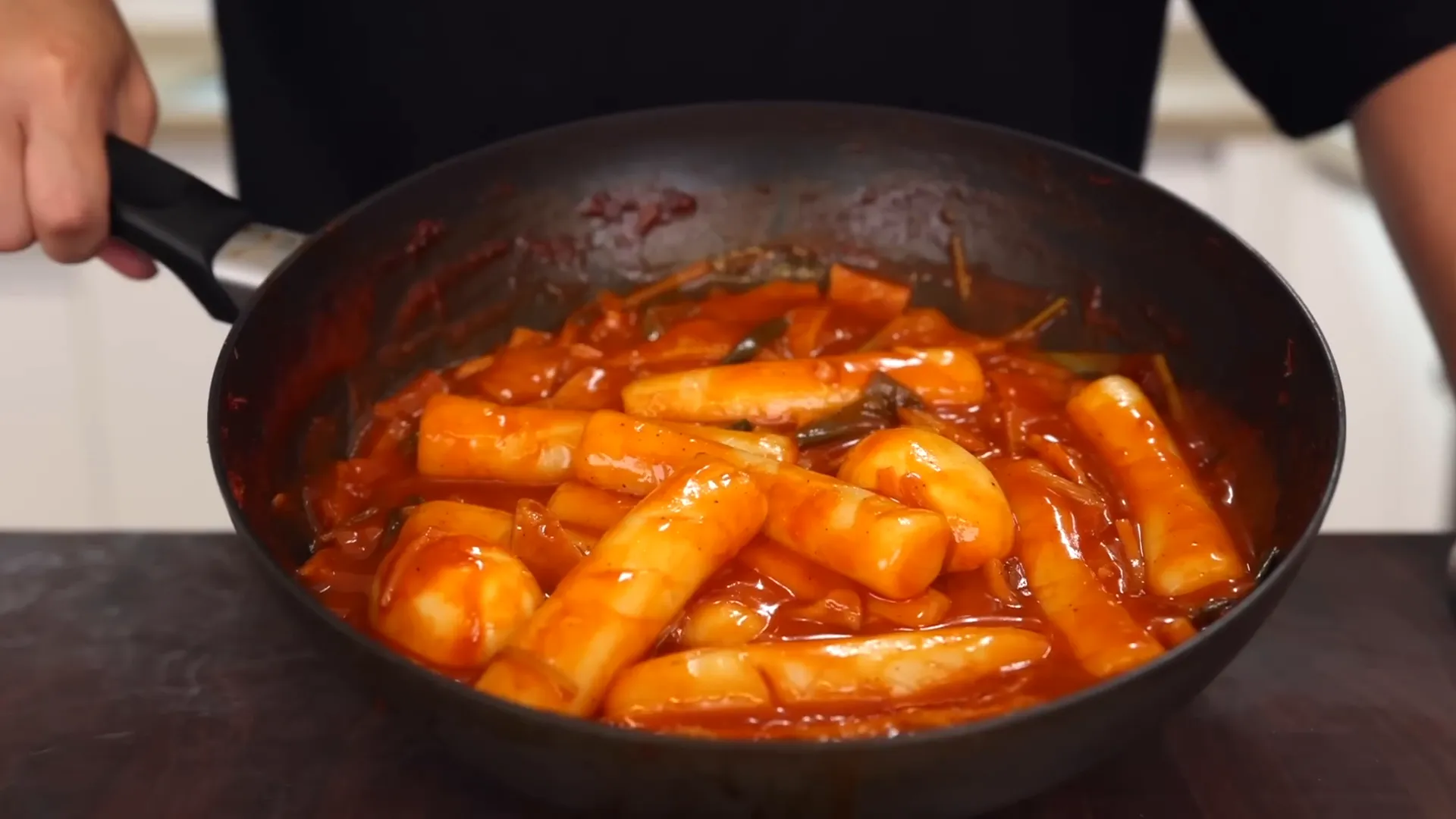 Serving Tteokbokki in a pan