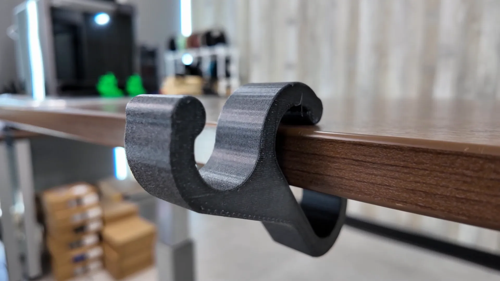 Backpack hanger printed in polycarbonate carbon fiber