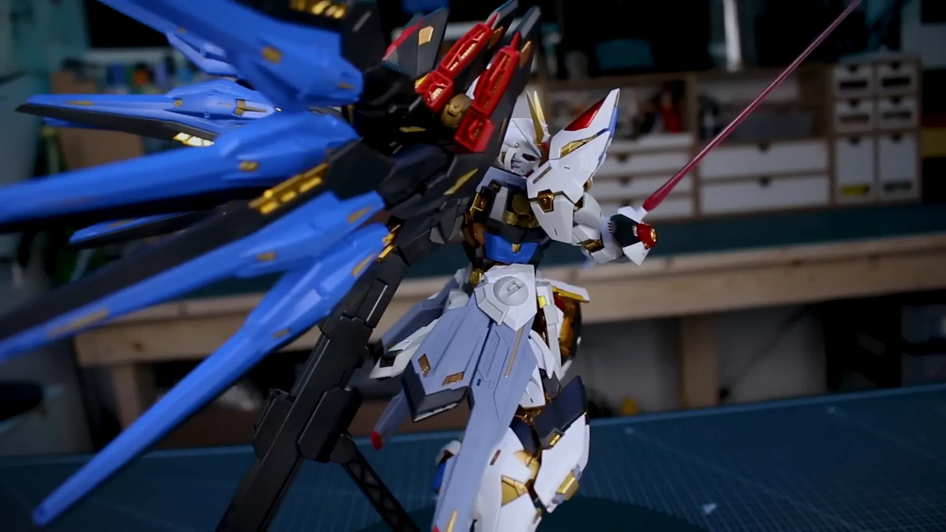 Detalles metálicos del MGEX Strike Freedom Gundam