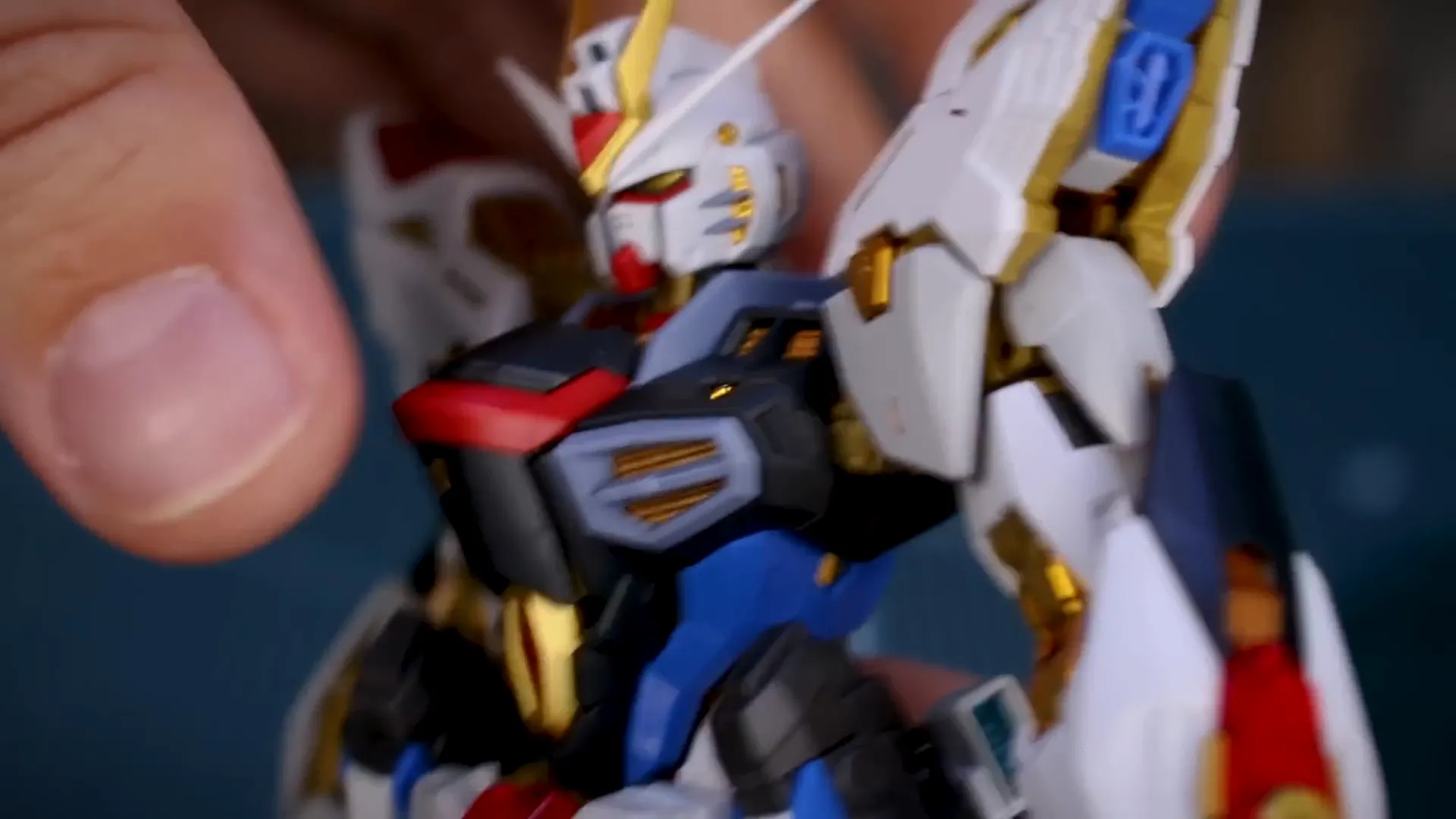 Articulación del torso del MGEX Strike Freedom Gundam