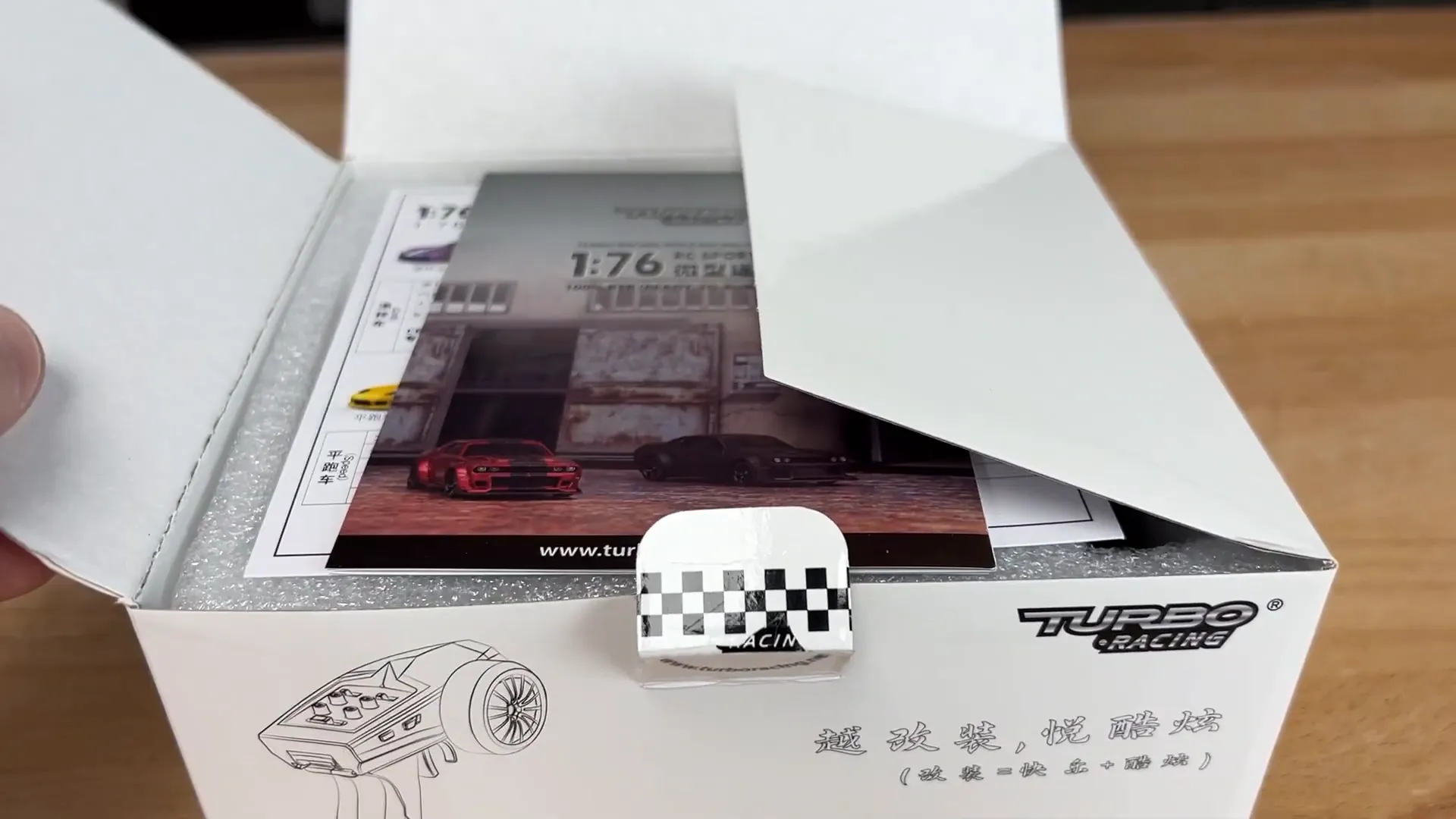 Contenido de la caja del Turbo Racing C75