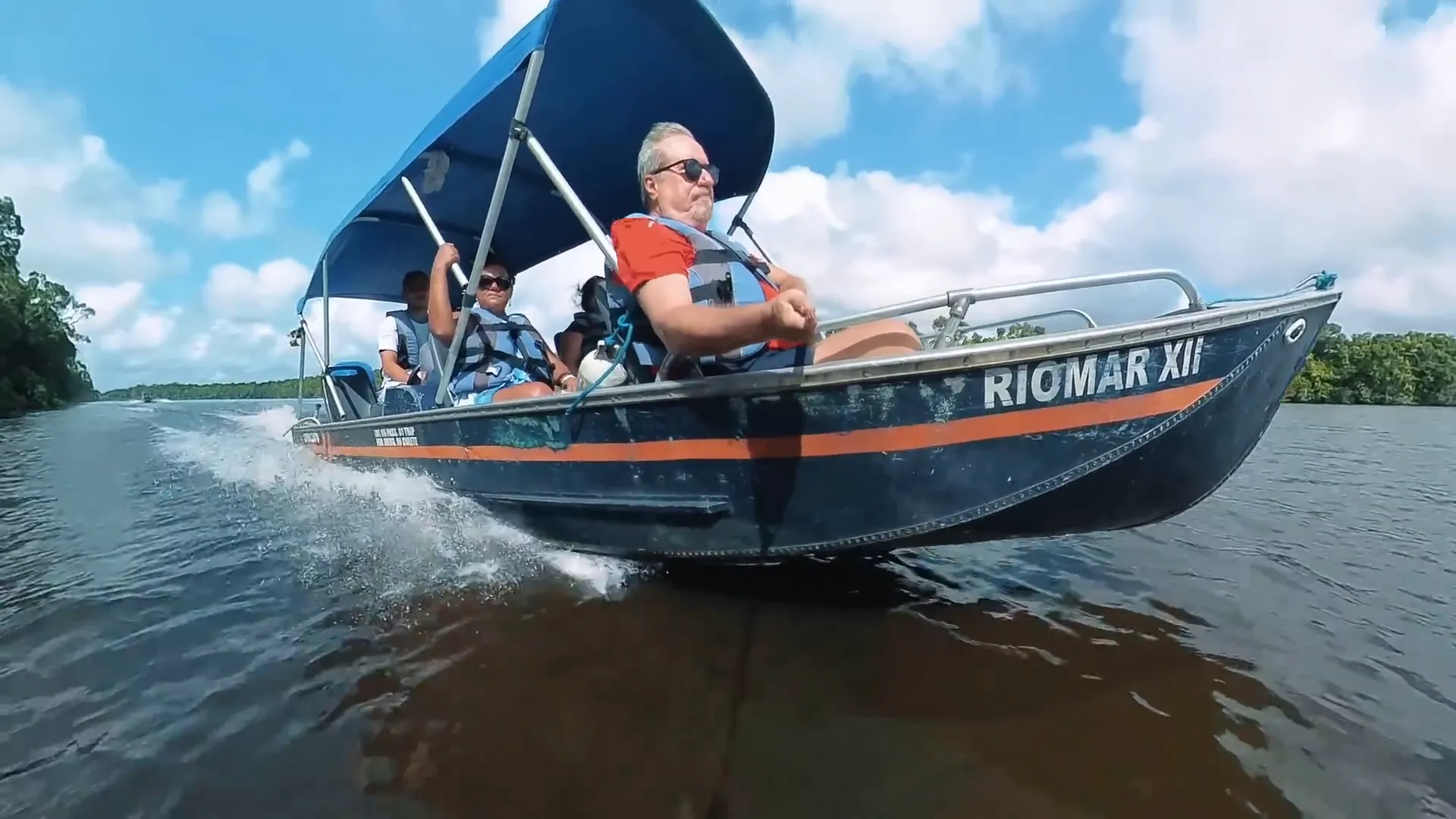 O que vivi em uma voadeira nos Lençóis Maranhenses vai te surpreender 1 Voadeira navegando pelo rio Preguiças ao amanhecer