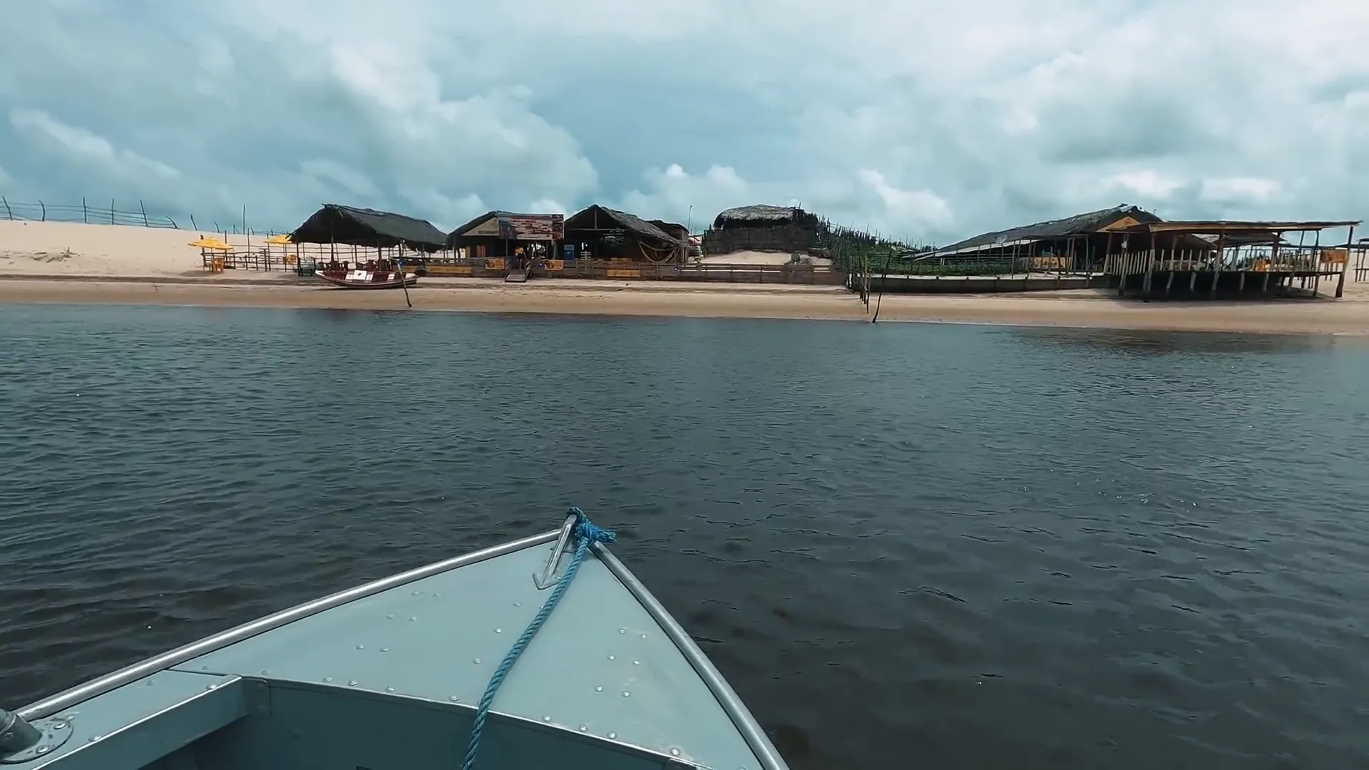 O que vivi em uma voadeira nos Lençóis Maranhenses vai te surpreender 6 Praia de Caburé com encontro do rio Preguiças e o mar
