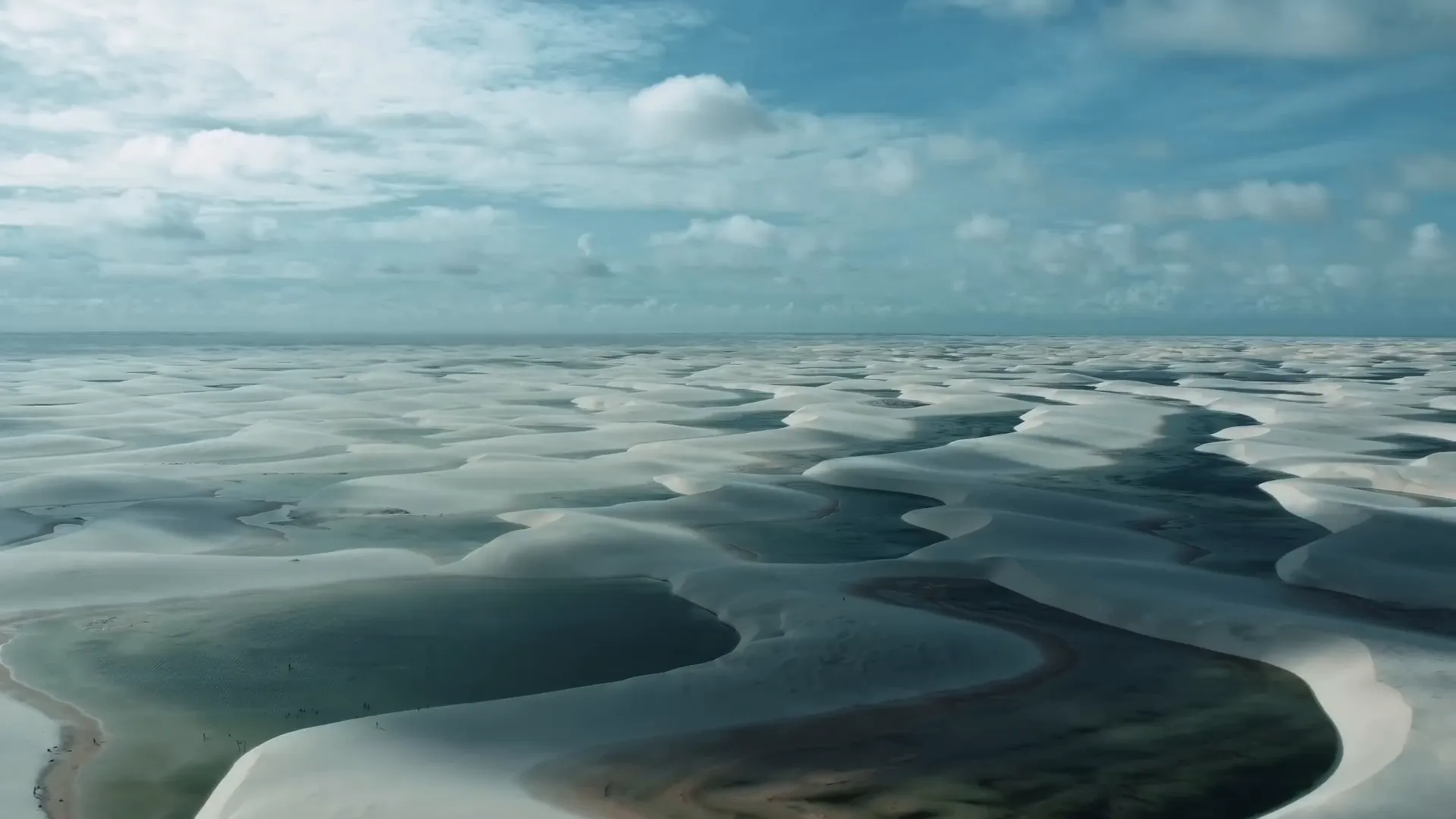 O que vivi em uma voadeira nos Lençóis Maranhenses vai te surpreender 11 Vista aérea dos Lençóis Maranhenses com dunas e lagoas